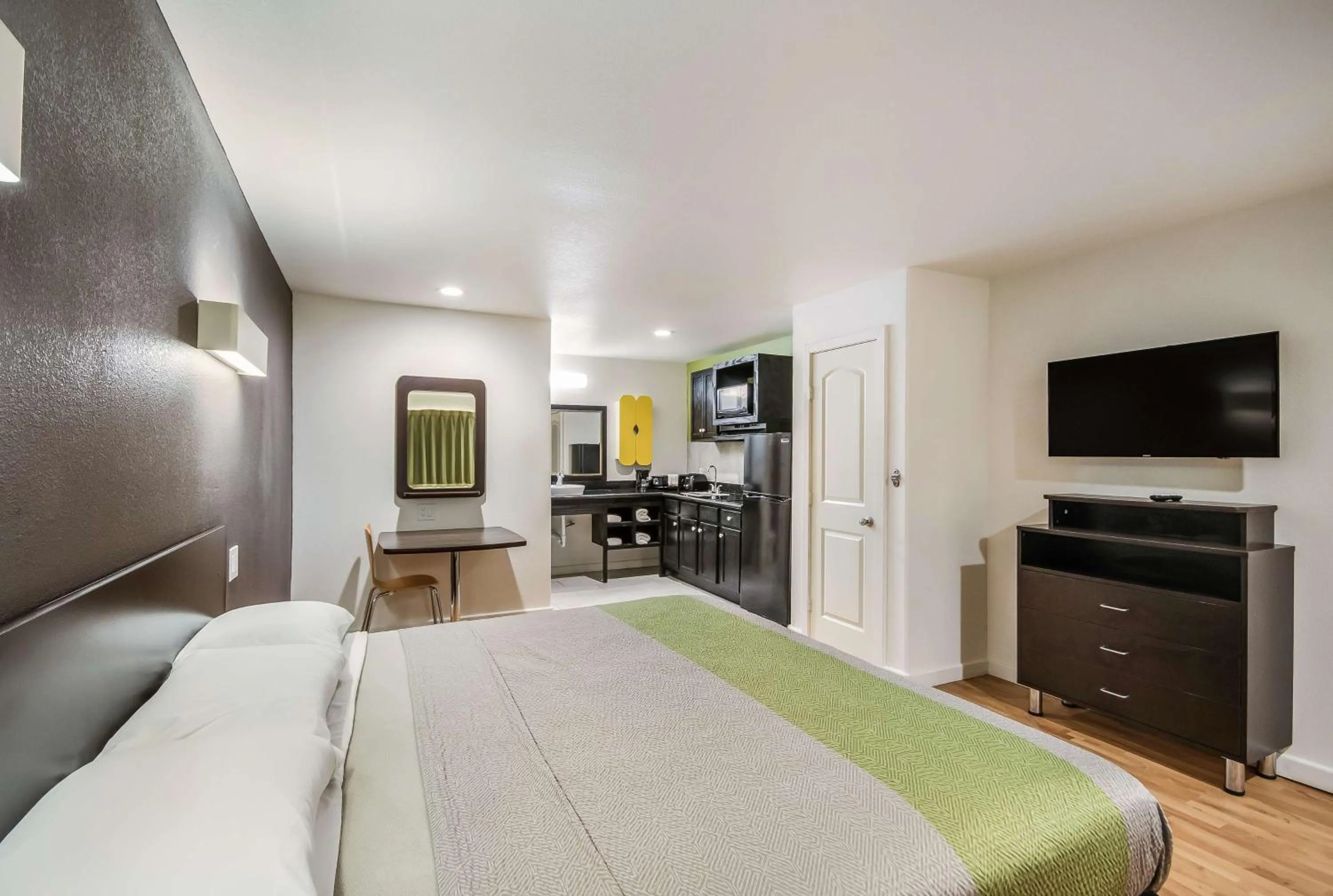 TV and multimedia, Bed in Studio 6-Huntsville, TX