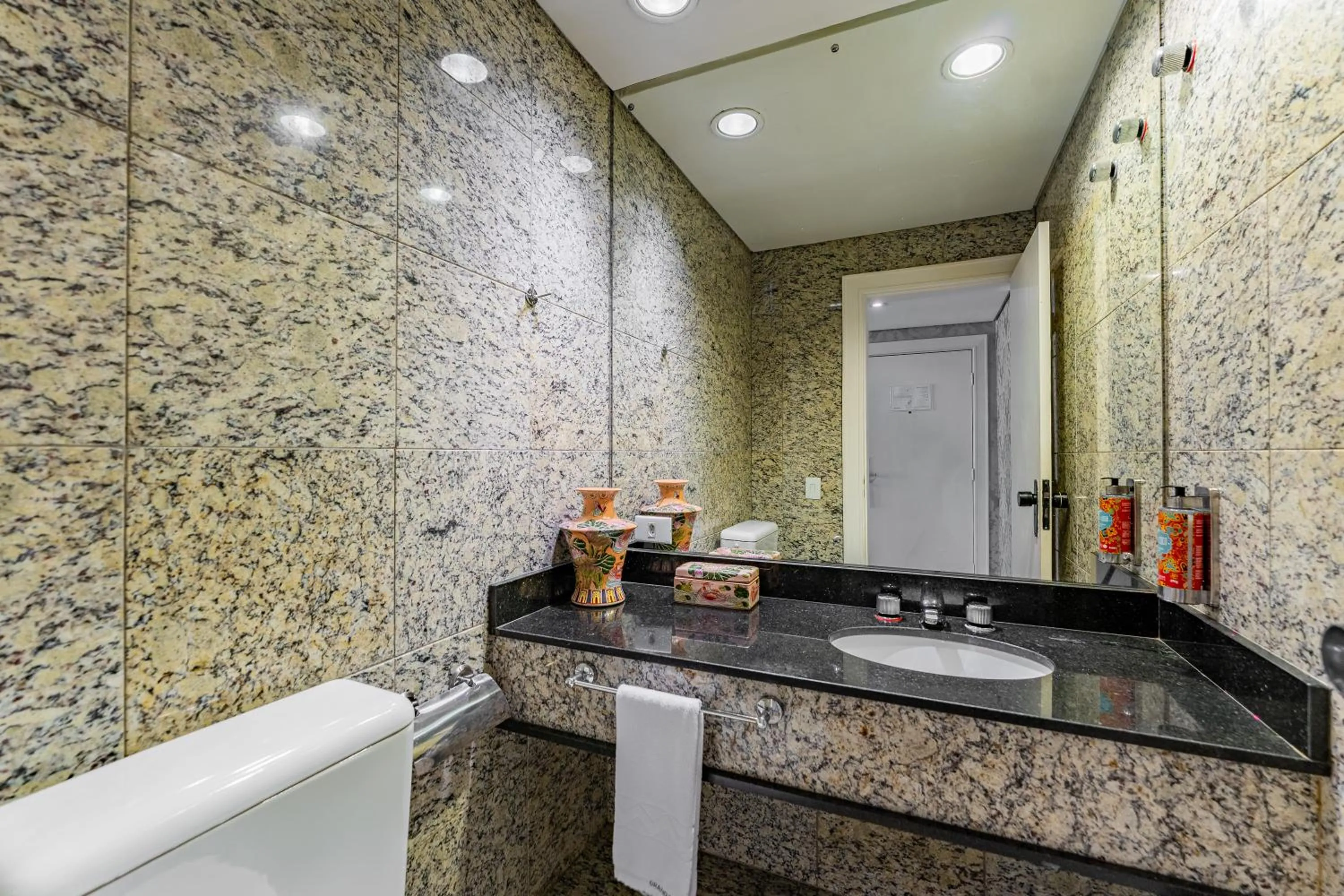 Bathroom in Grand Mercure Curitiba Rayon