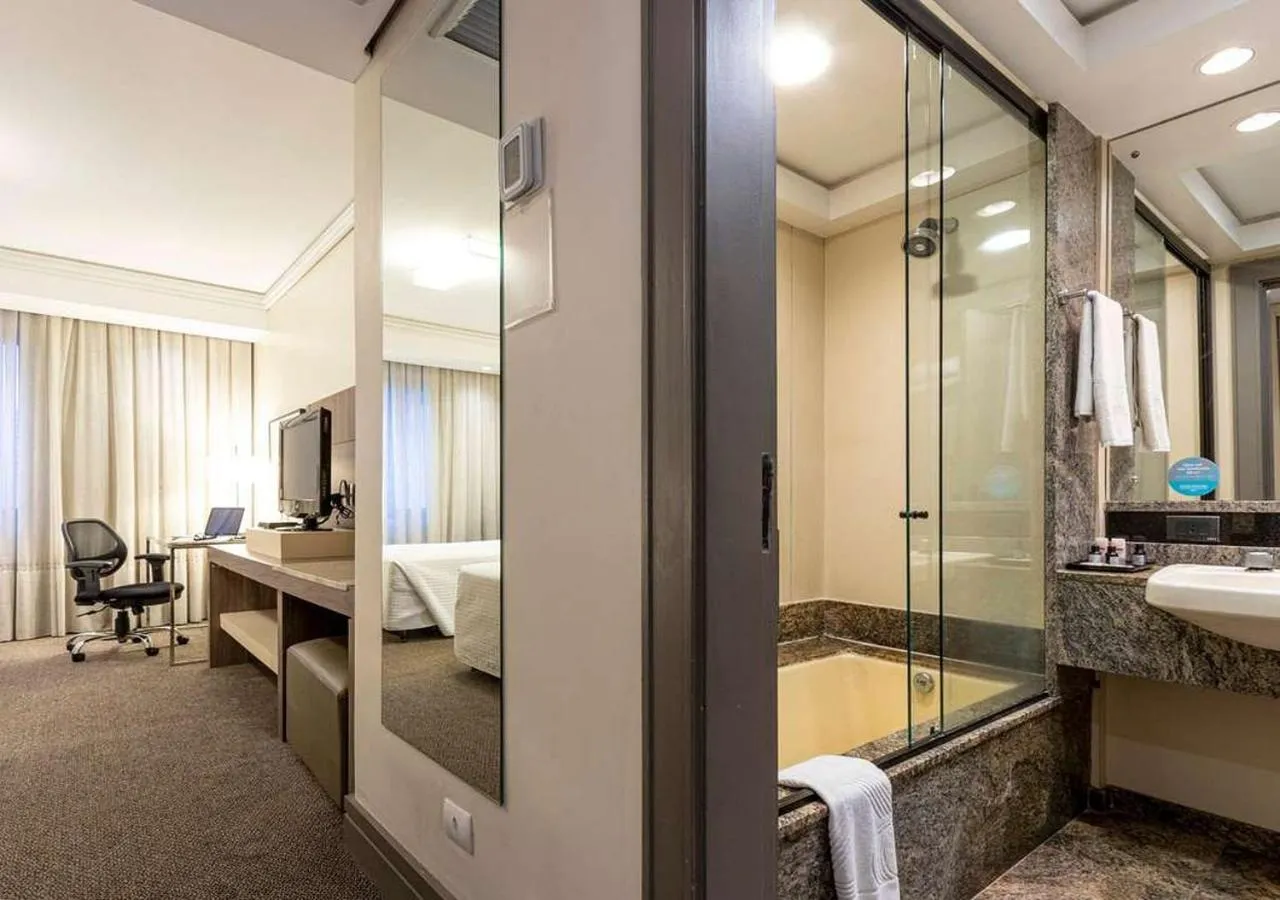 Bathroom, Bed in Grand Mercure Curitiba Rayon