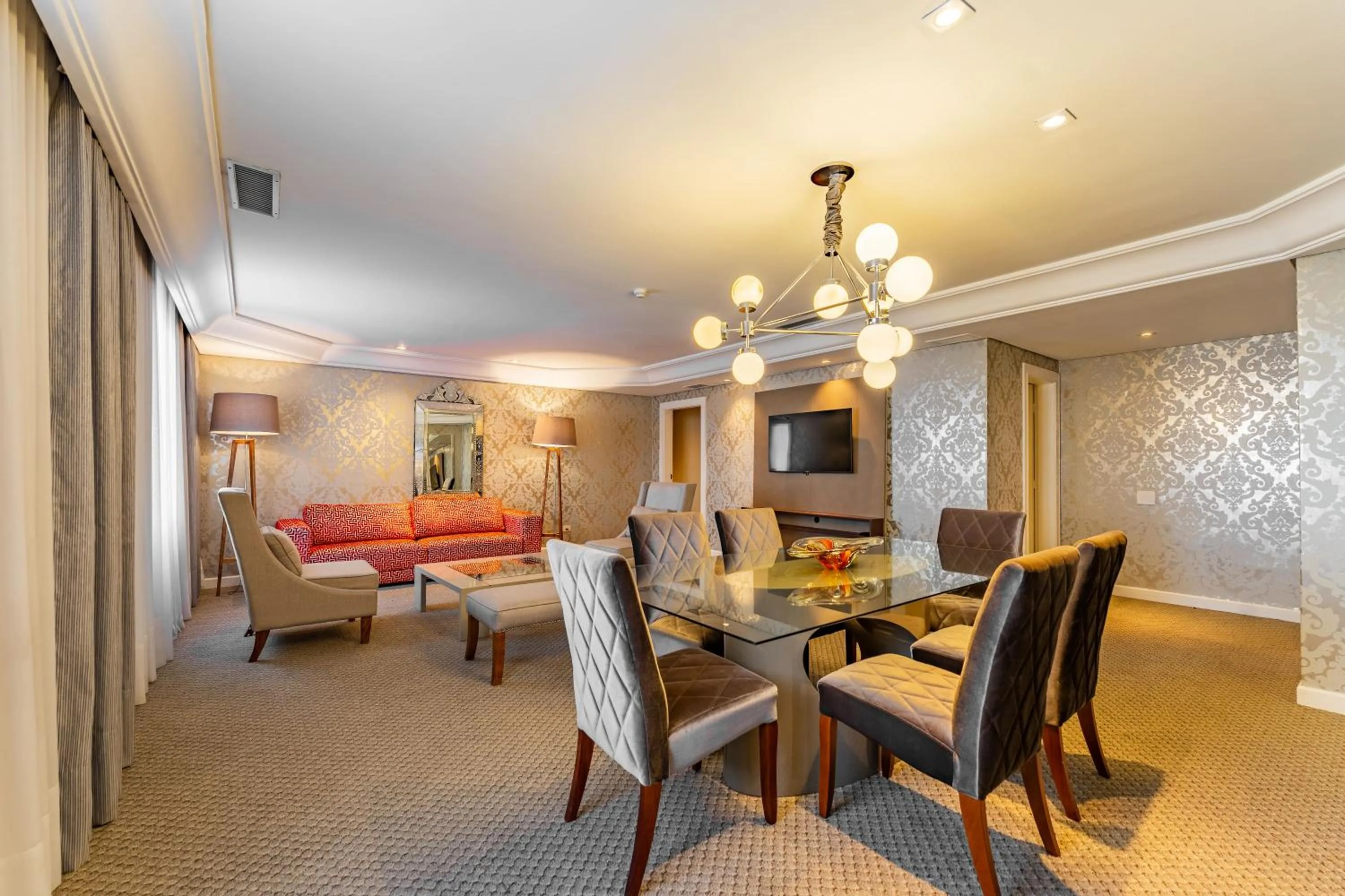 Communal lounge/ TV room in Grand Mercure Curitiba Rayon