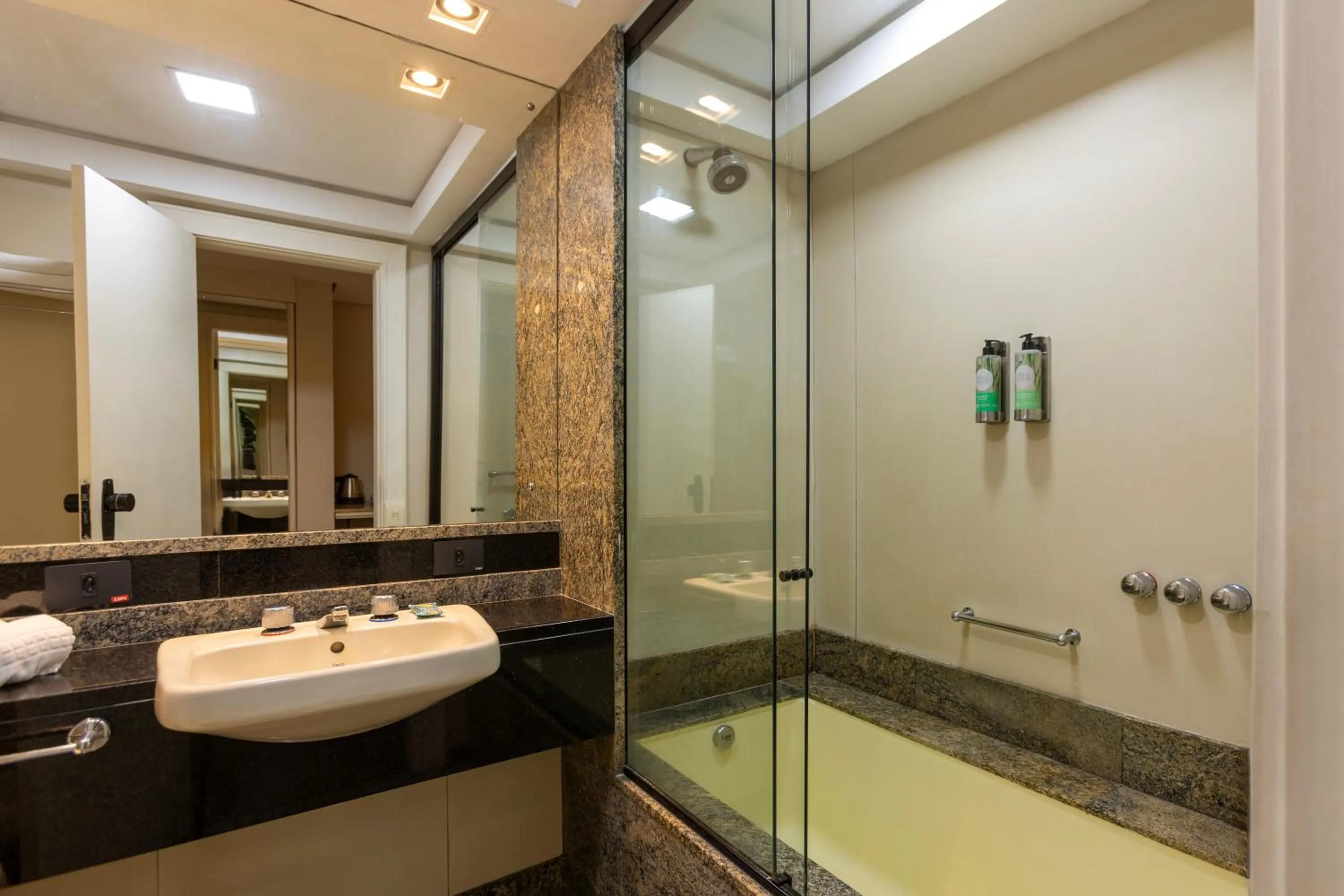 Bathroom in Grand Mercure Curitiba Rayon