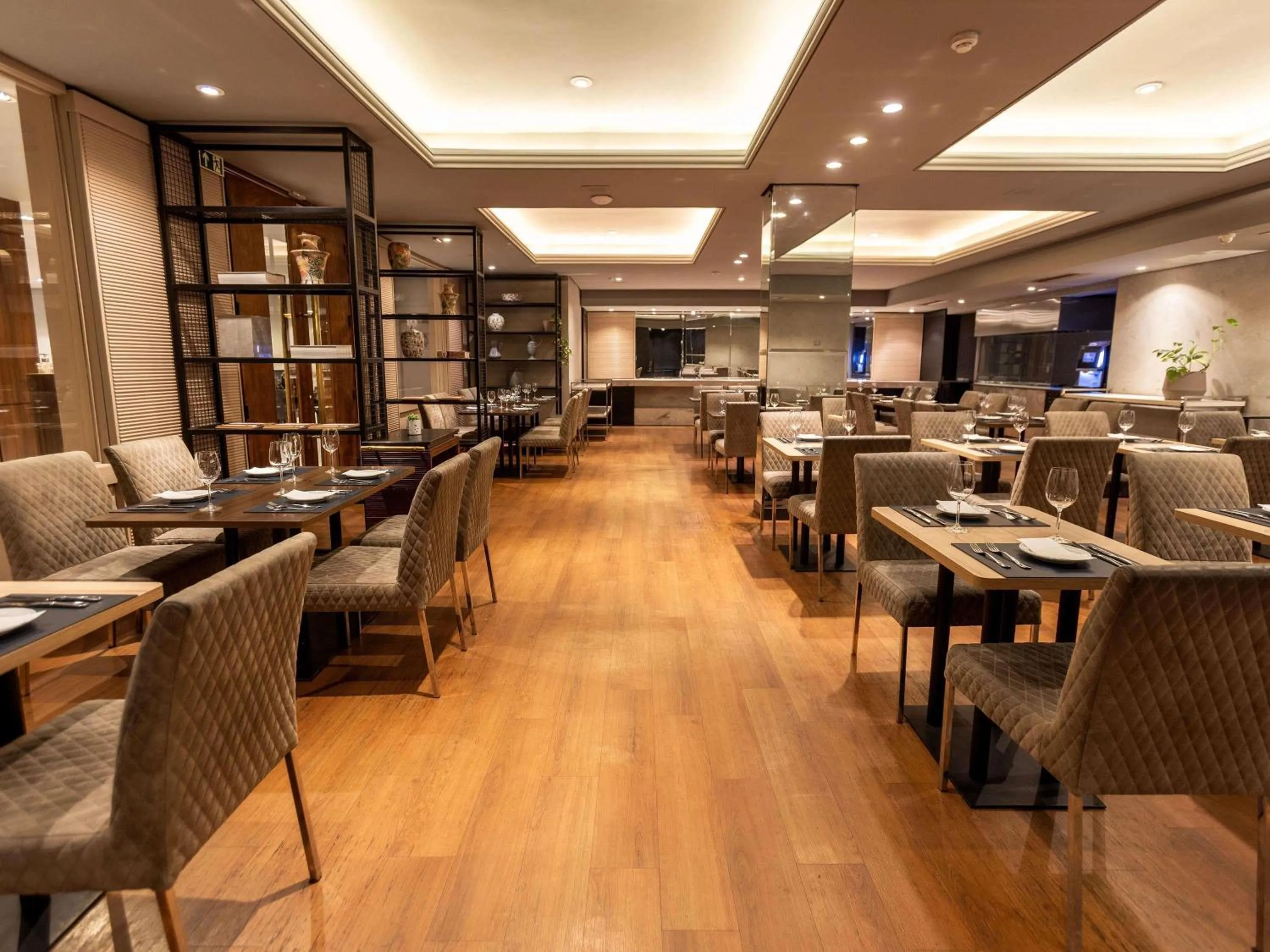 Restaurant/places to eat in Grand Mercure Curitiba Rayon