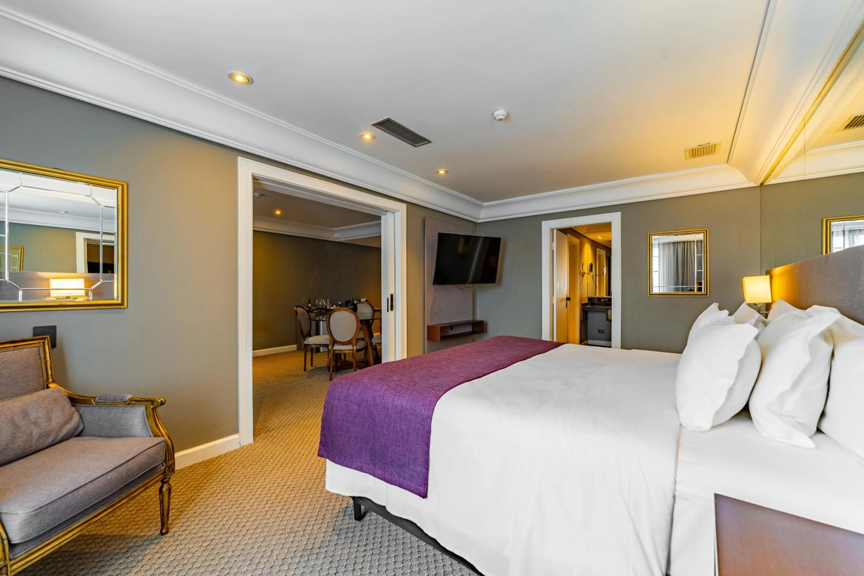 Communal lounge/ TV room, Bed in Grand Mercure Curitiba Rayon