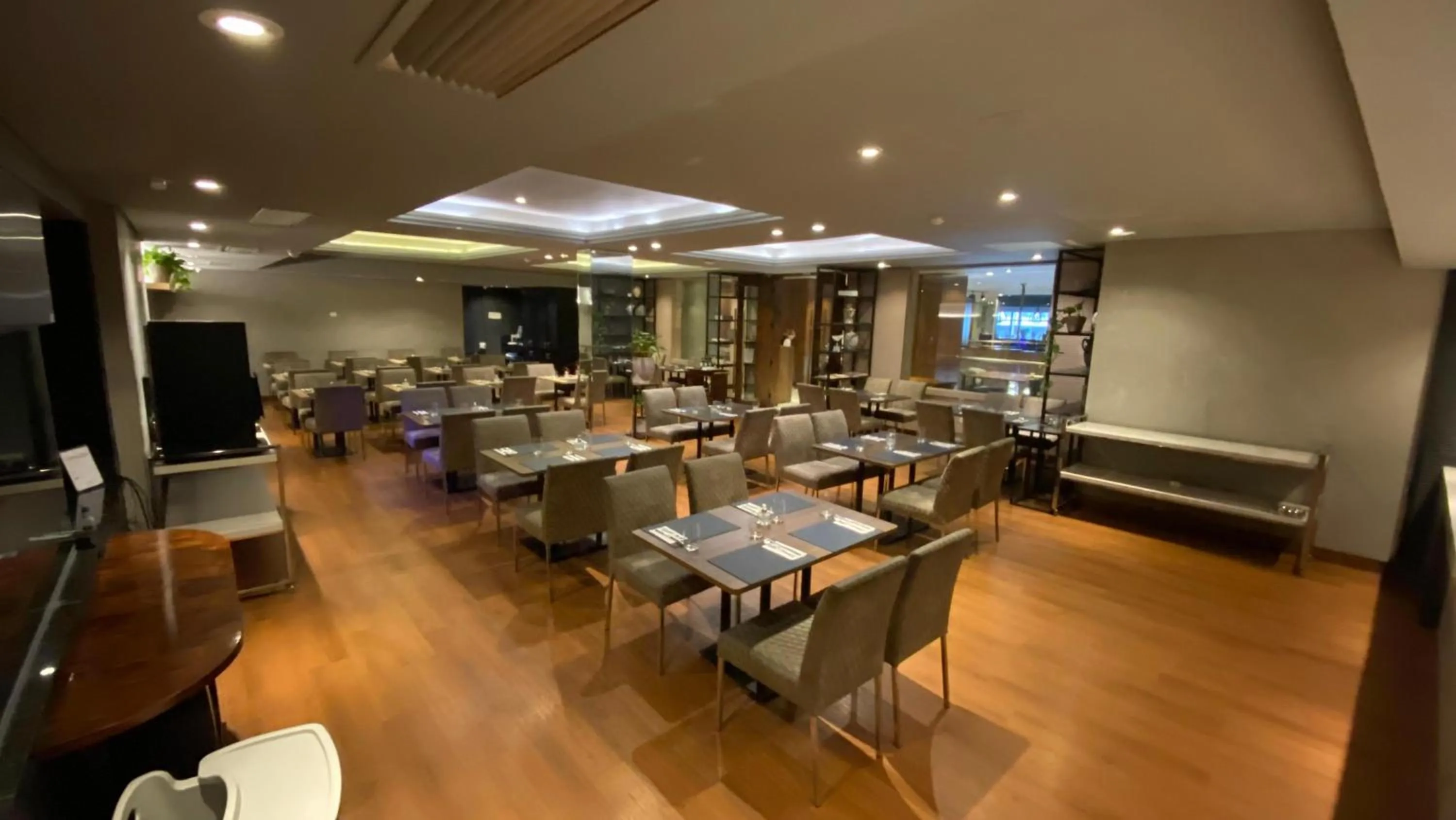 Restaurant/places to eat in Grand Mercure Curitiba Rayon