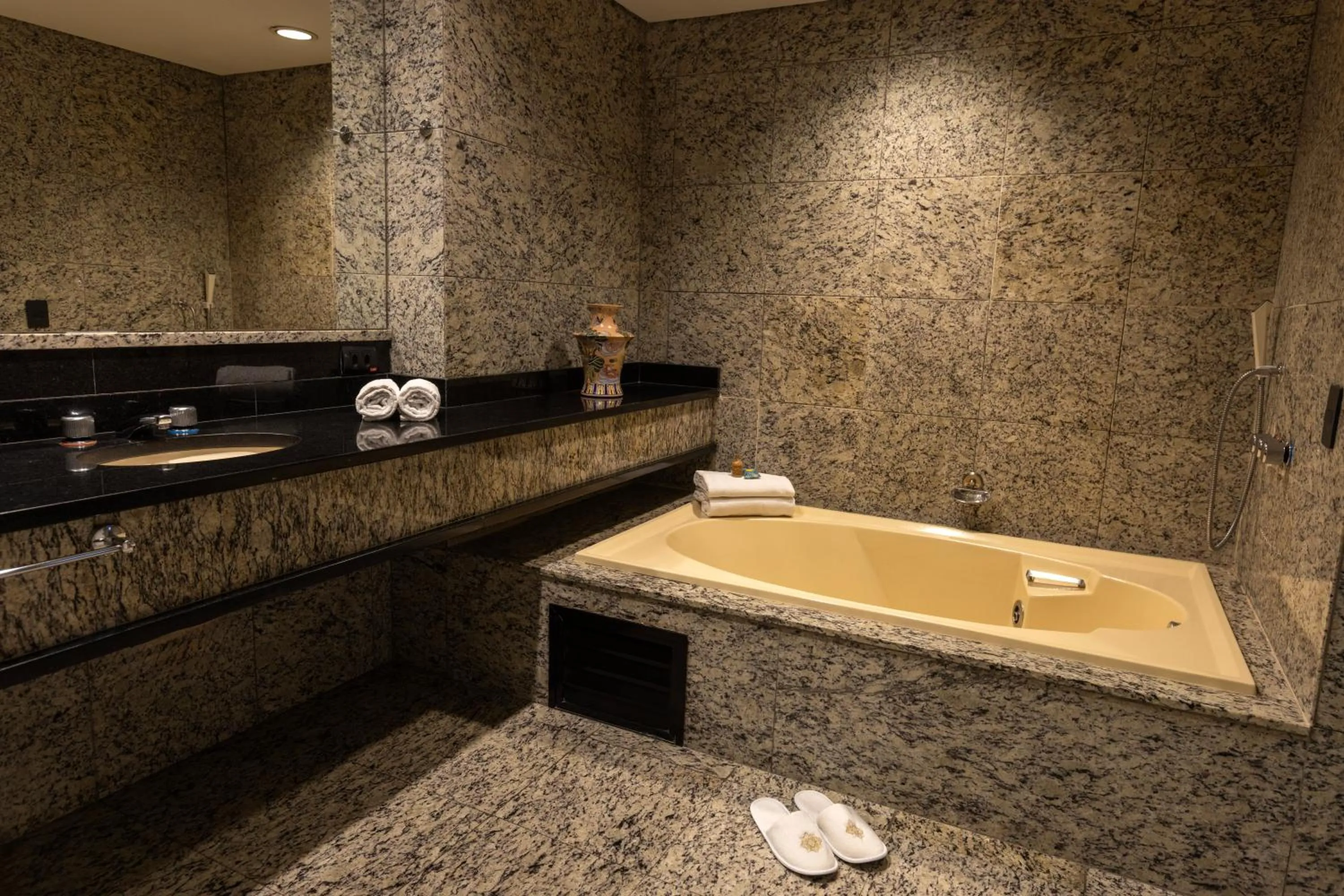 Hot Tub in Grand Mercure Curitiba Rayon