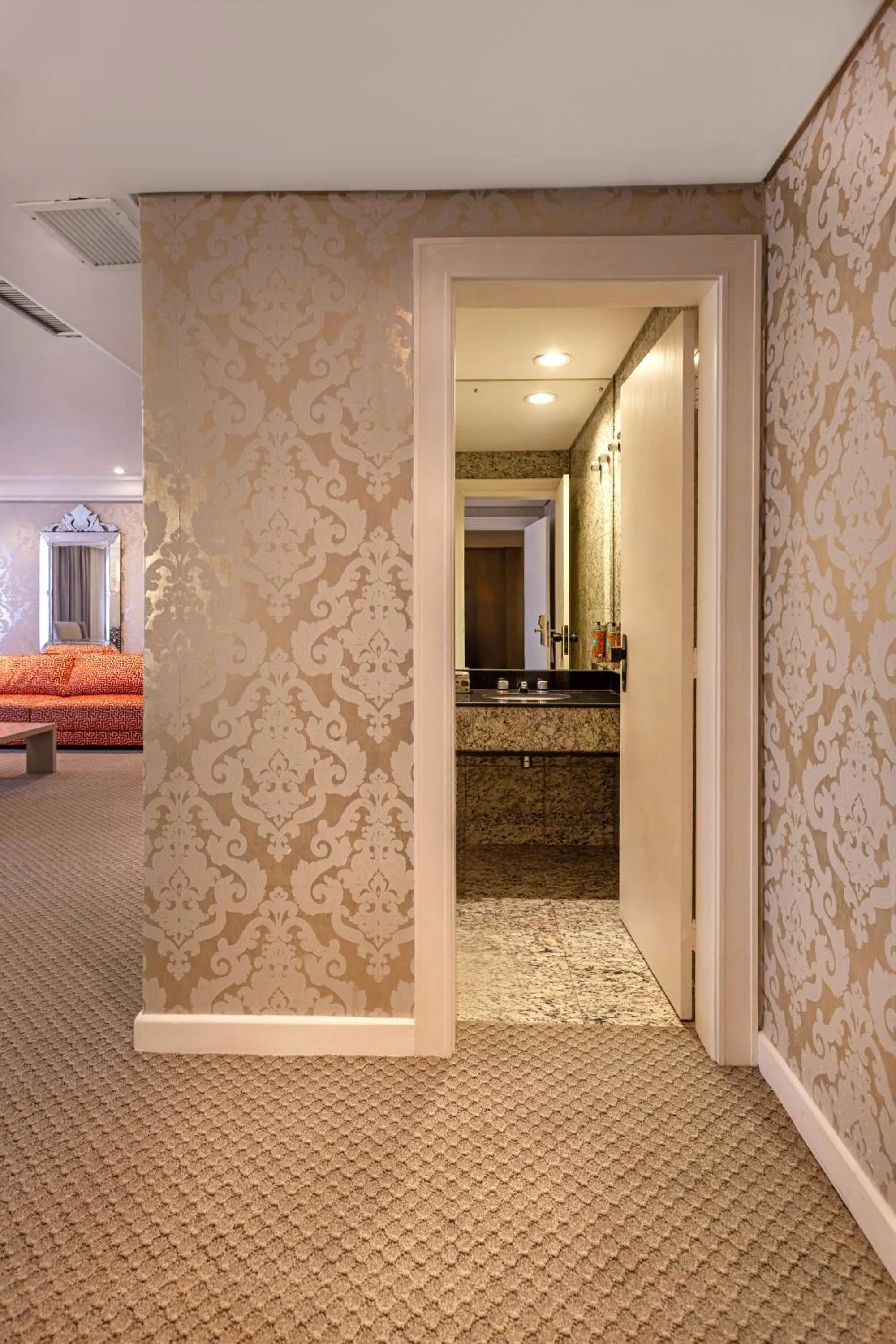 Bathroom, Bed in Grand Mercure Curitiba Rayon