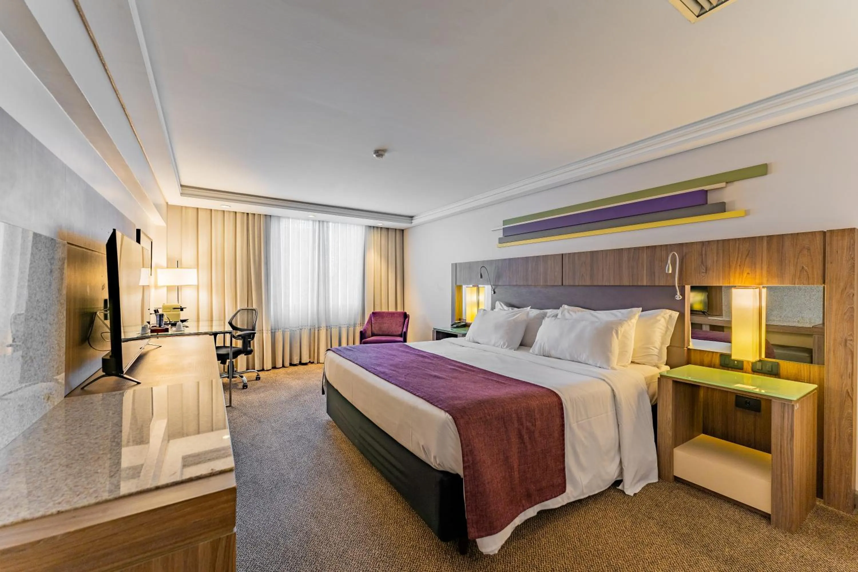 Communal lounge/ TV room, Bed in Grand Mercure Curitiba Rayon