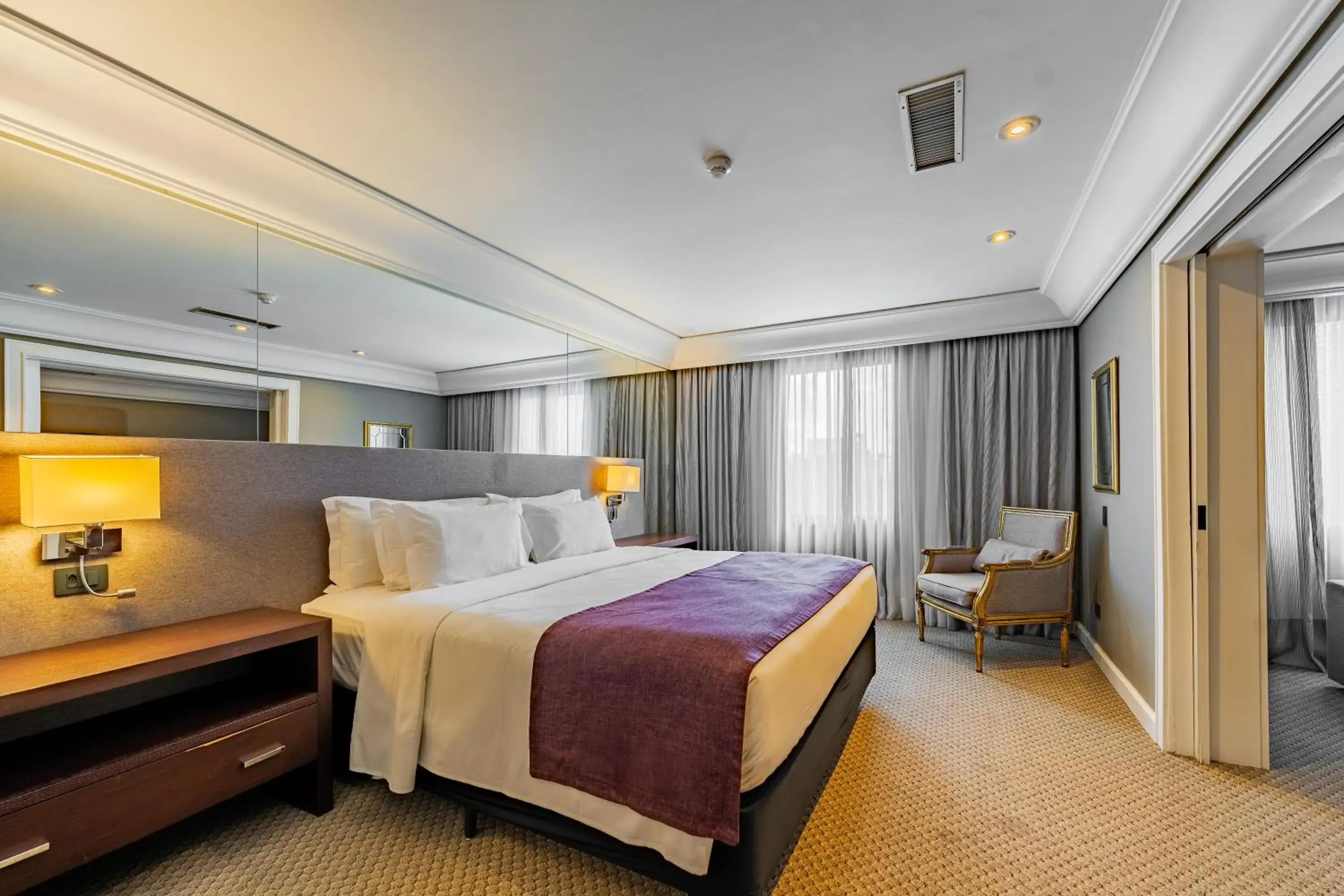 Luxury Suite with One King Bed - single occupancy in Grand Mercure Curitiba Rayon Luxury Suite with One King Bed - single occupancy in Grand Mercure Curitiba Rayon