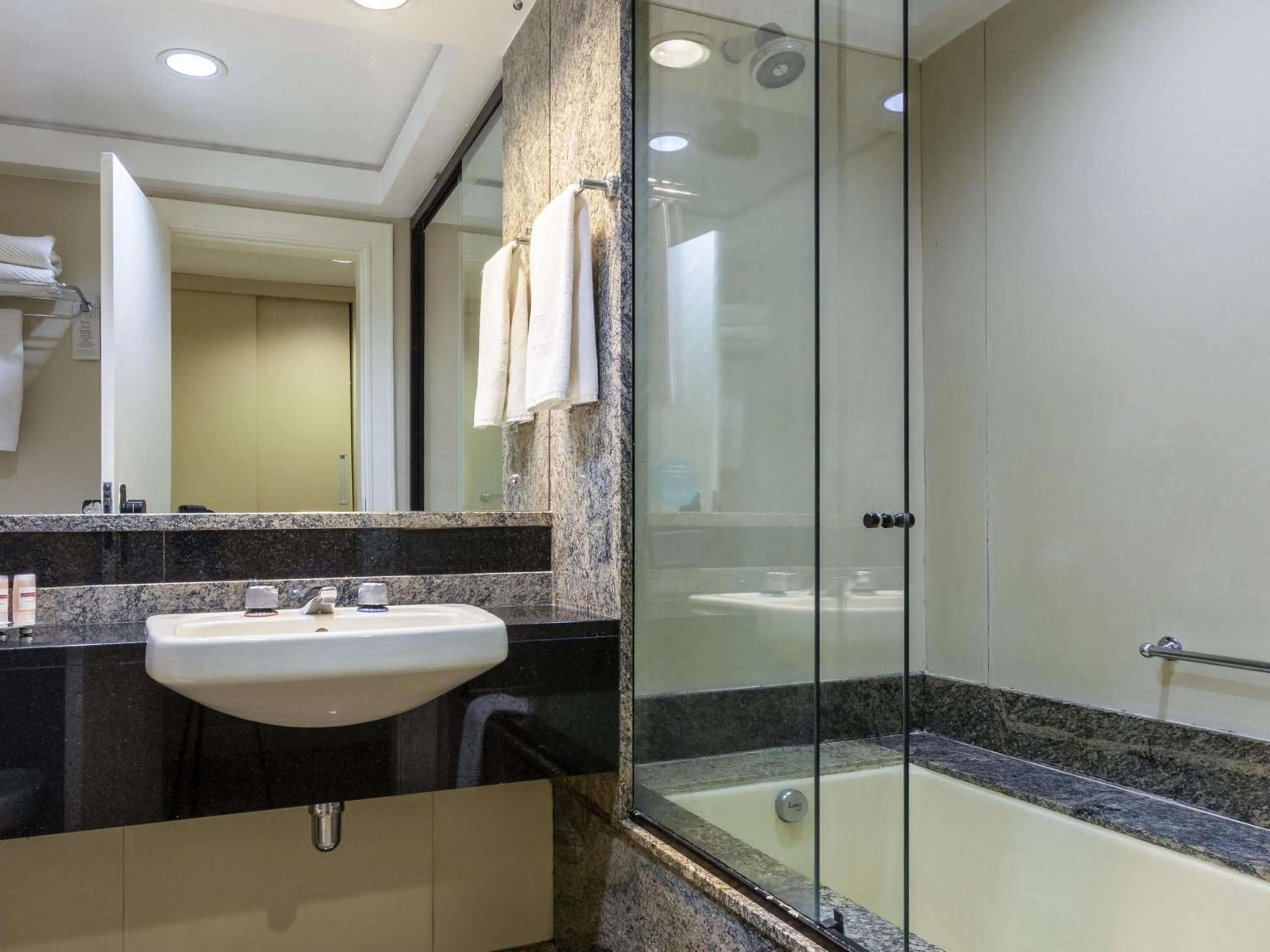 Bedroom in Grand Mercure Curitiba Rayon