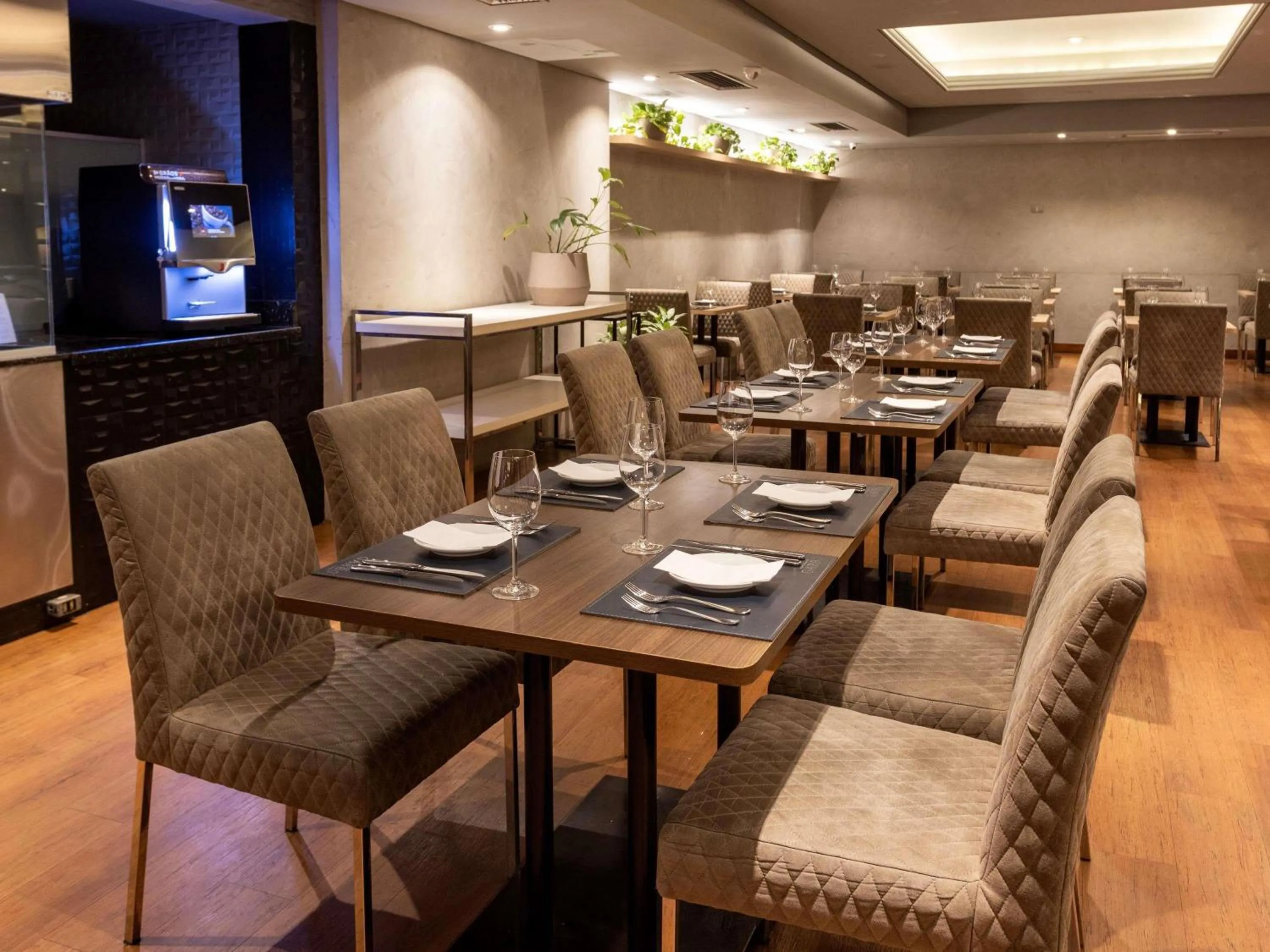 Restaurant/places to eat in Grand Mercure Curitiba Rayon
