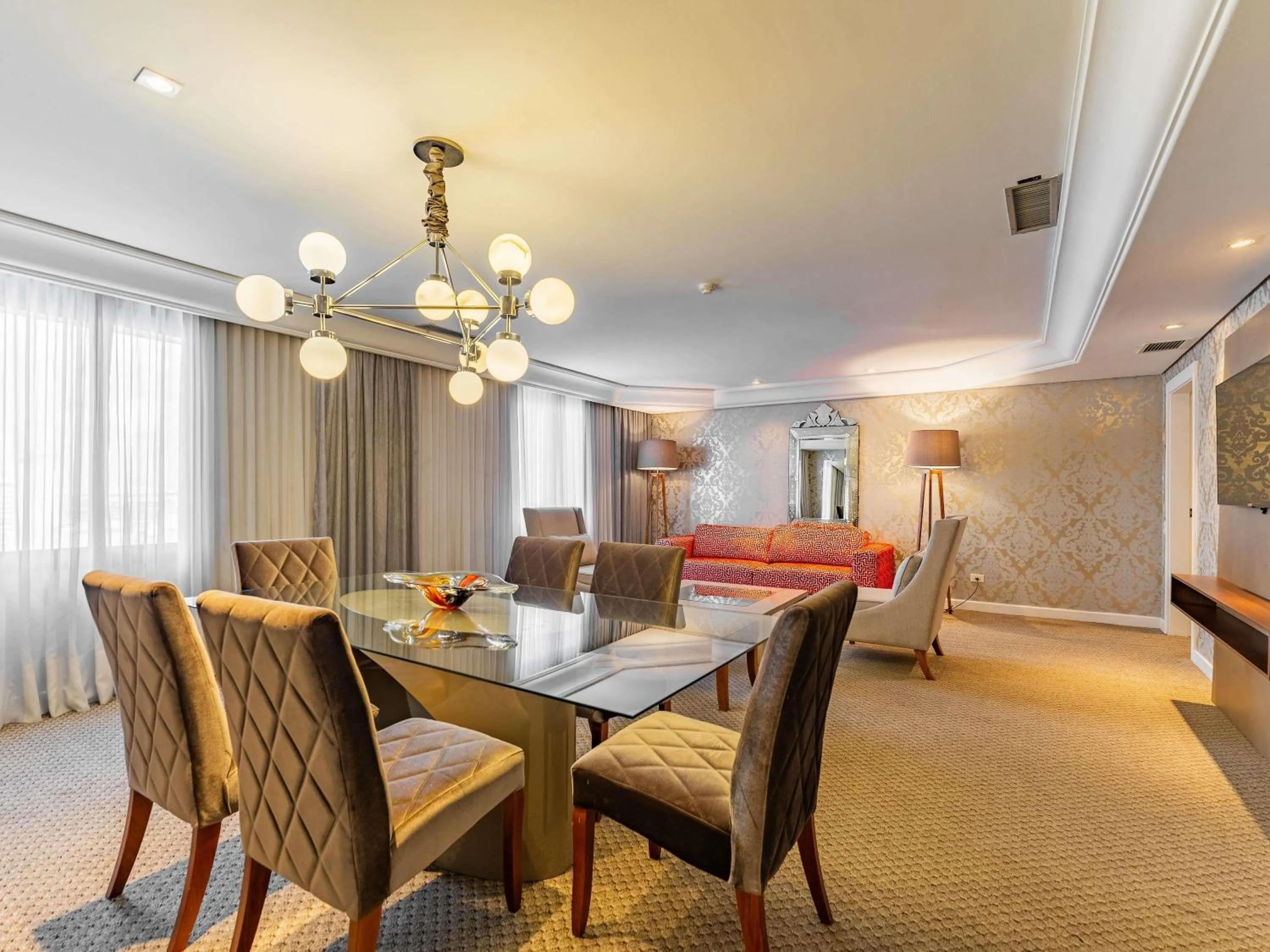 Photo of the whole room in Grand Mercure Curitiba Rayon