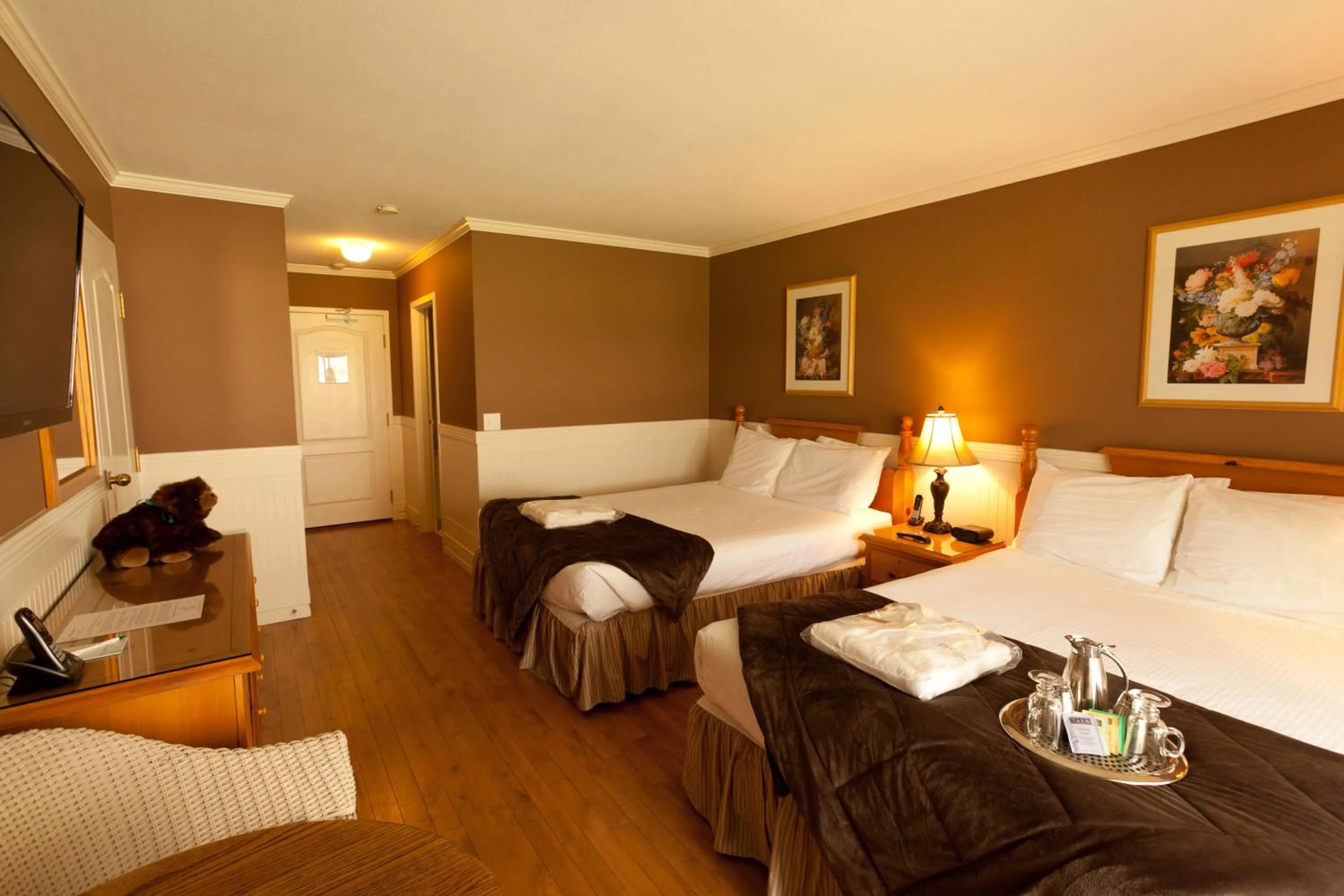 Bed in South Thompson Inn & Conference Centre