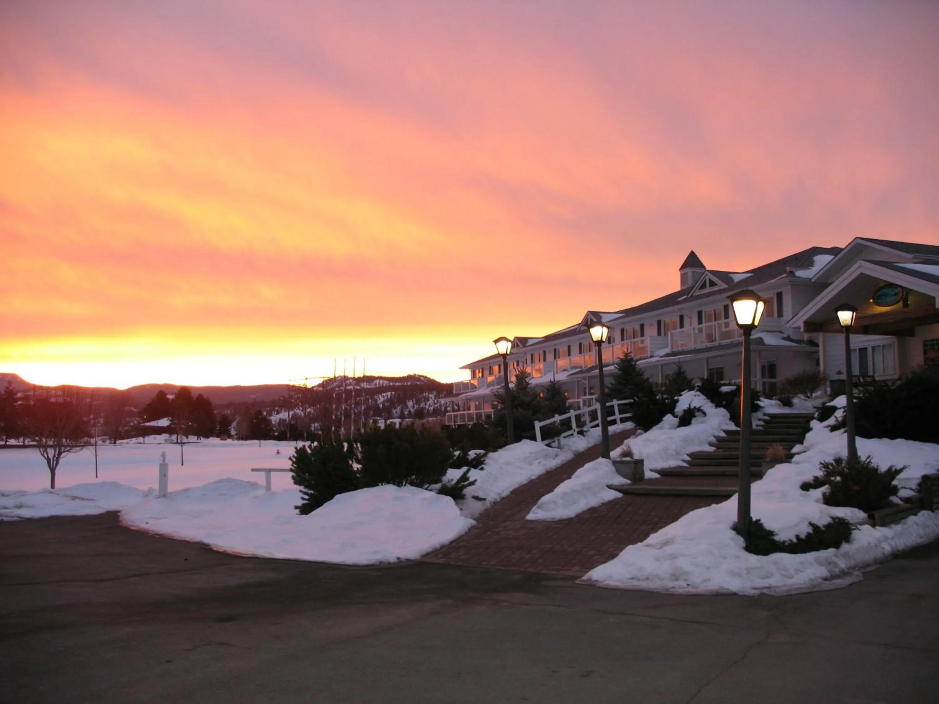 Facade/entrance in South Thompson Inn & Conference Centre