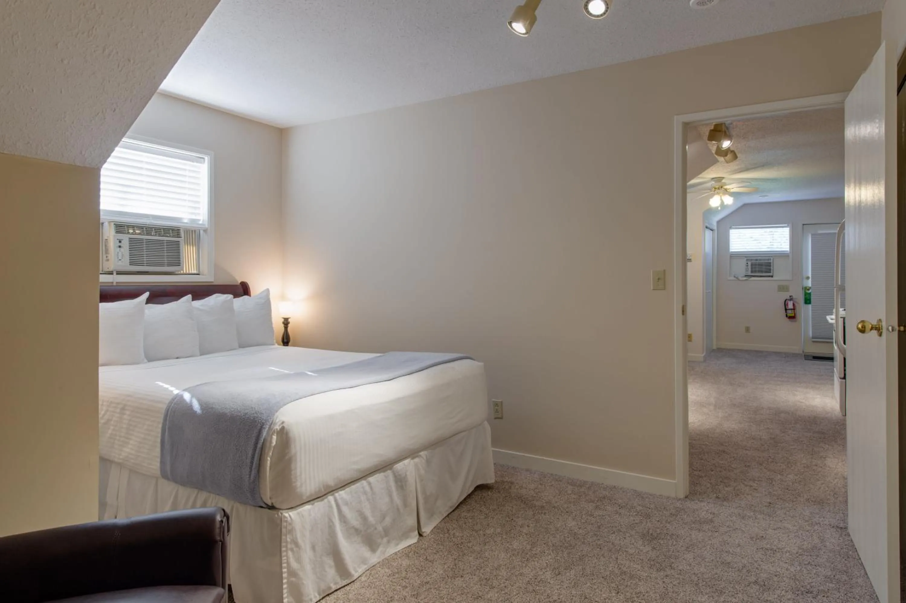 Bed in South Thompson Inn & Conference Centre