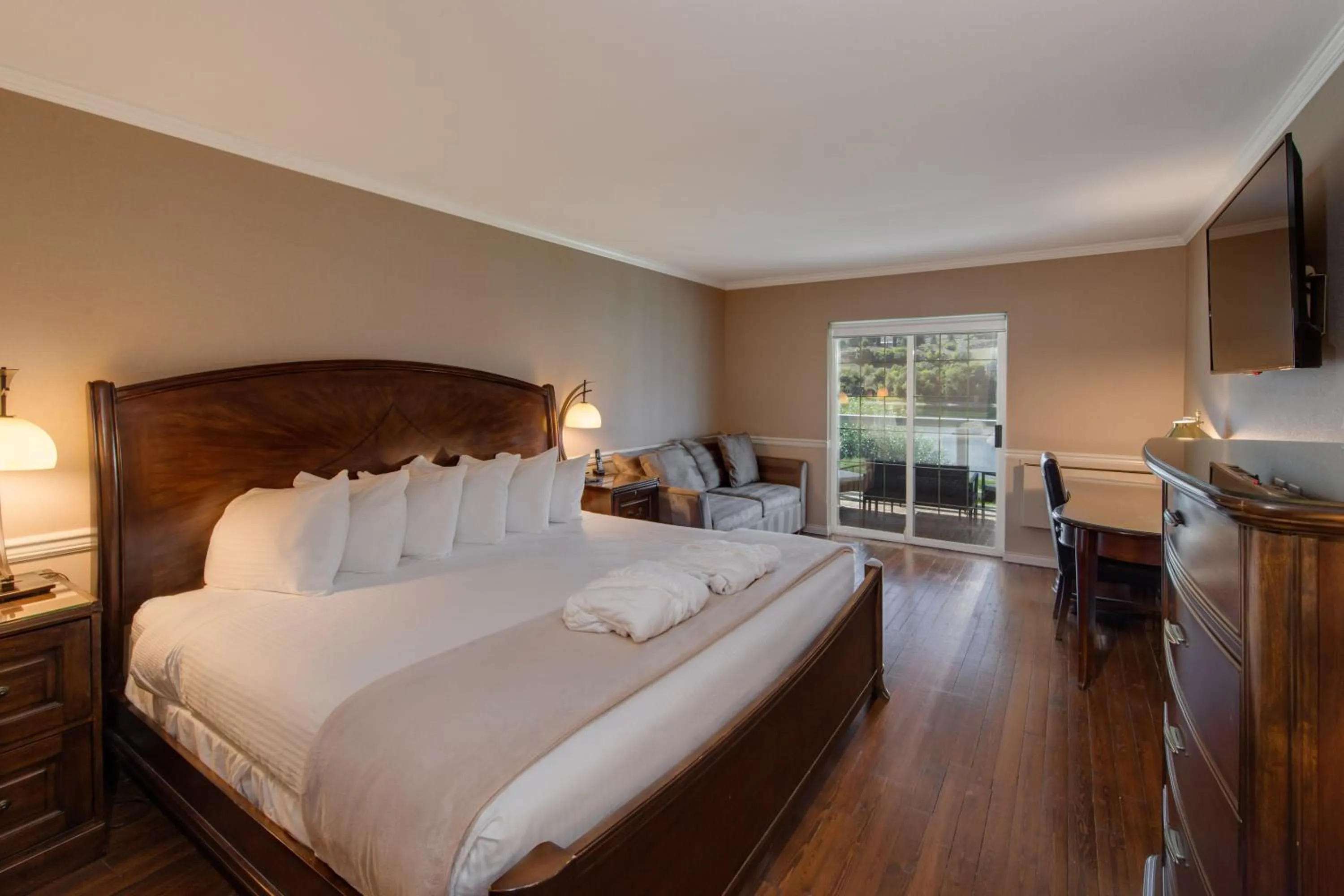 Bed in South Thompson Inn & Conference Centre