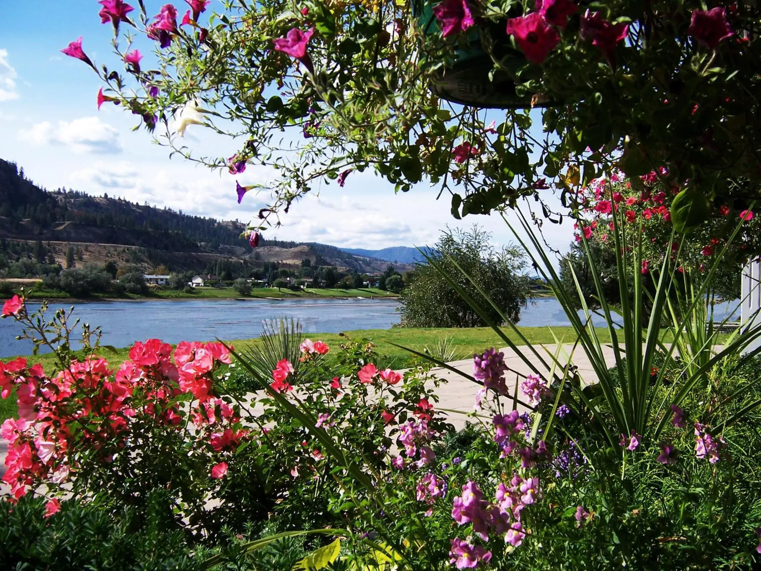 Facade/entrance in South Thompson Inn & Conference Centre Facade/entrance in South Thompson Inn & Conference Centre