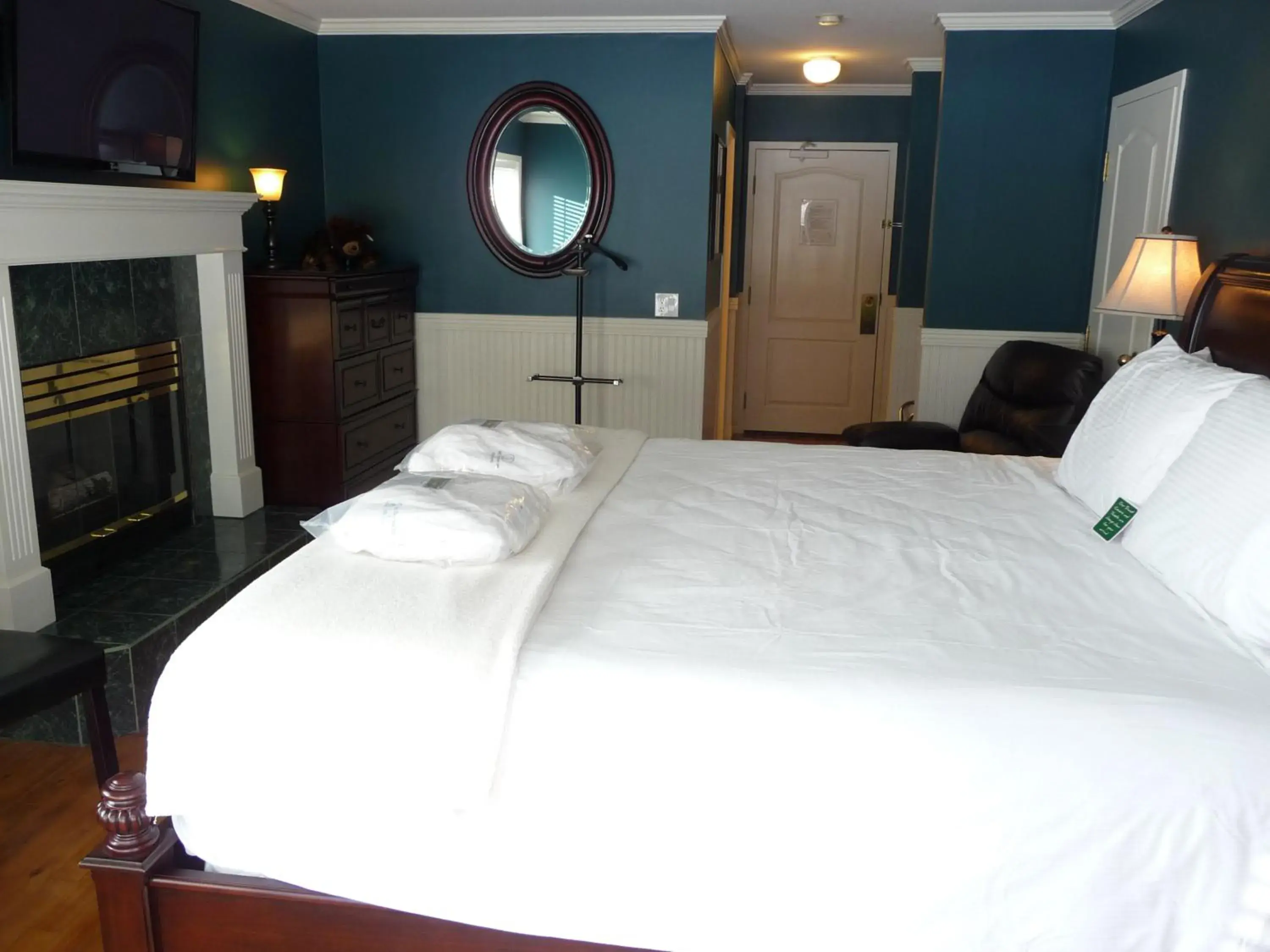 King Romance Room- Mountain View in South Thompson Inn & Conference Centre King Romance Room- Mountain View in South Thompson Inn & Conference Centre