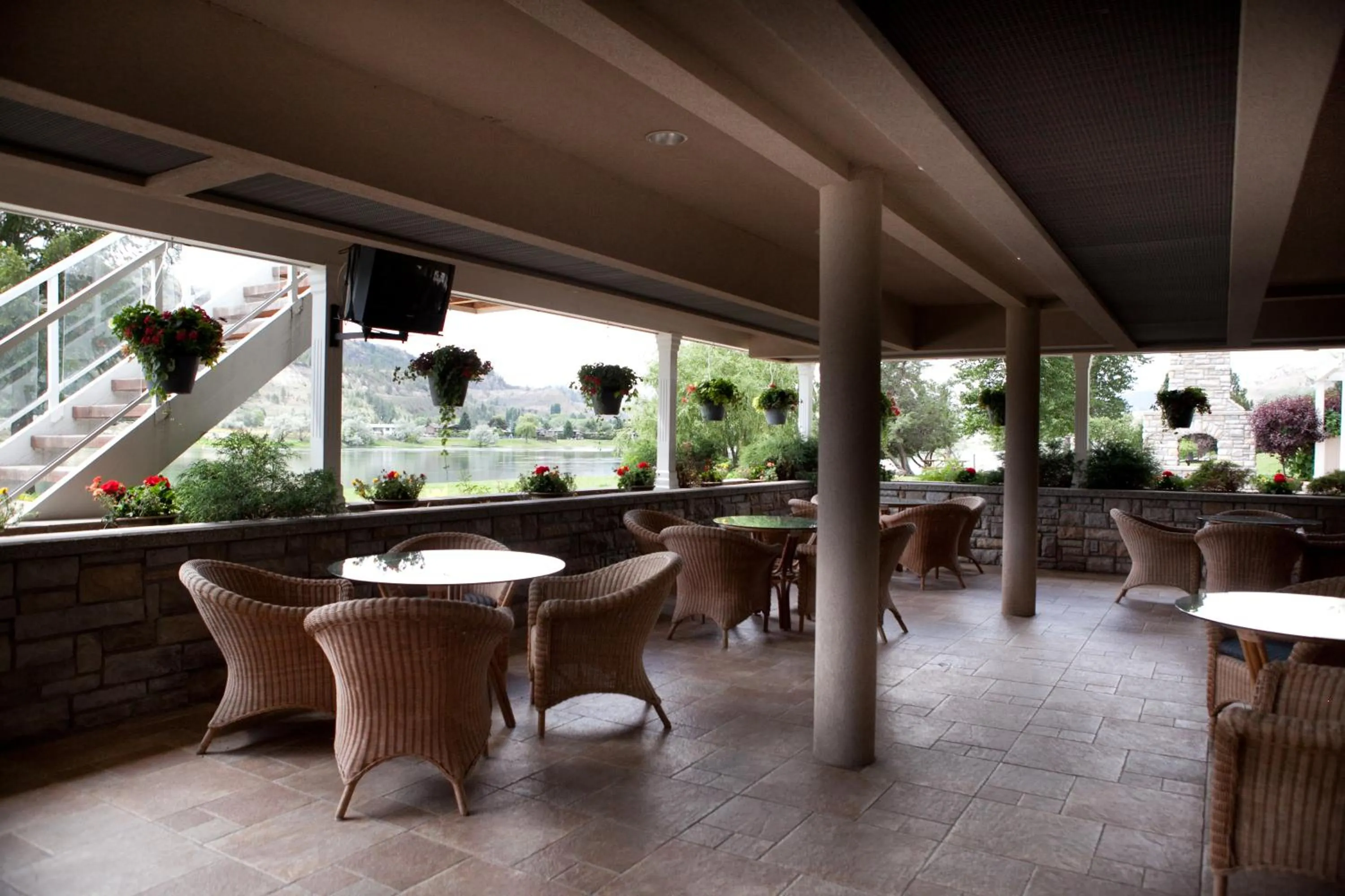 Facade/entrance in South Thompson Inn & Conference Centre