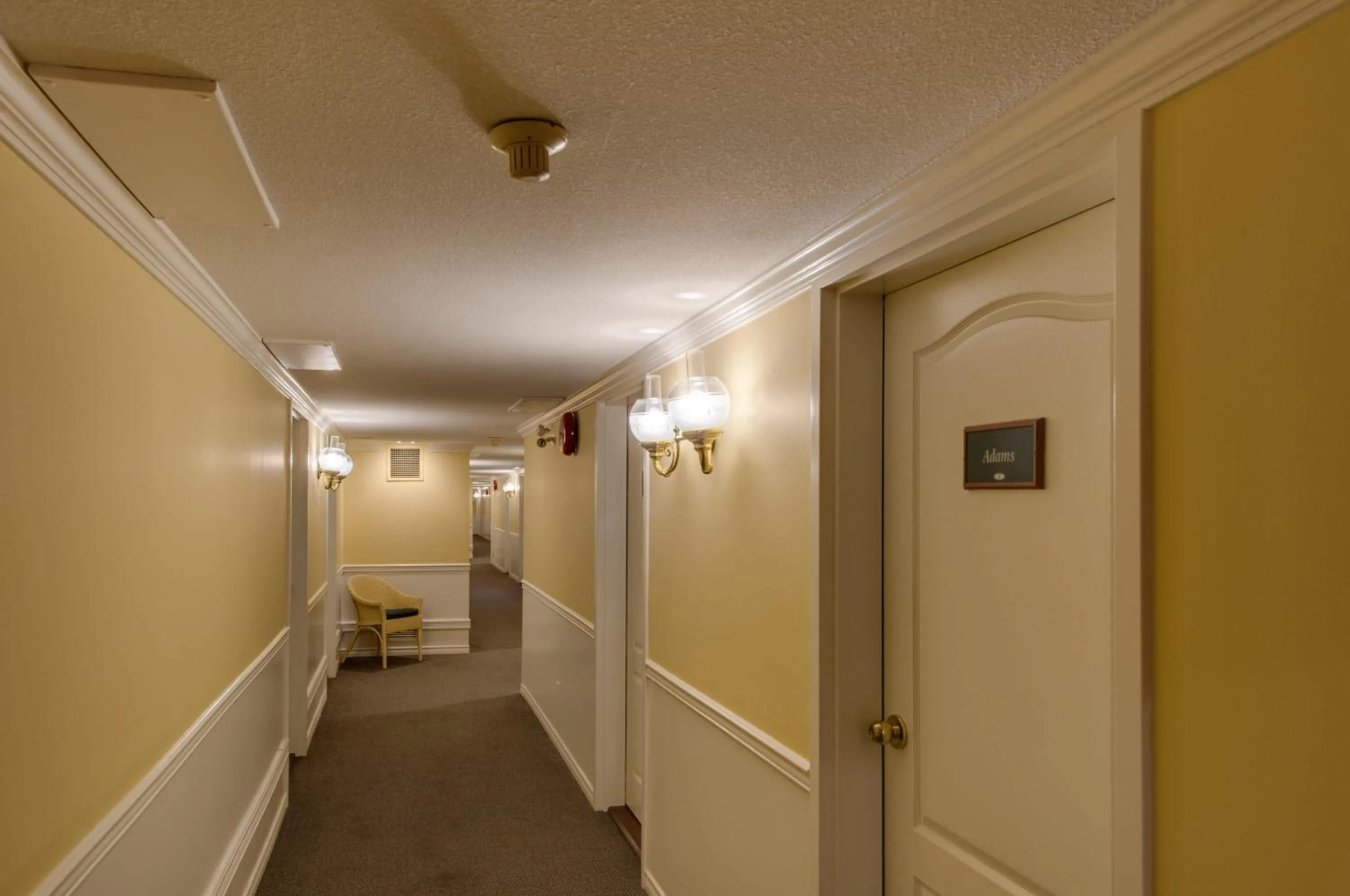 Bed in South Thompson Inn & Conference Centre