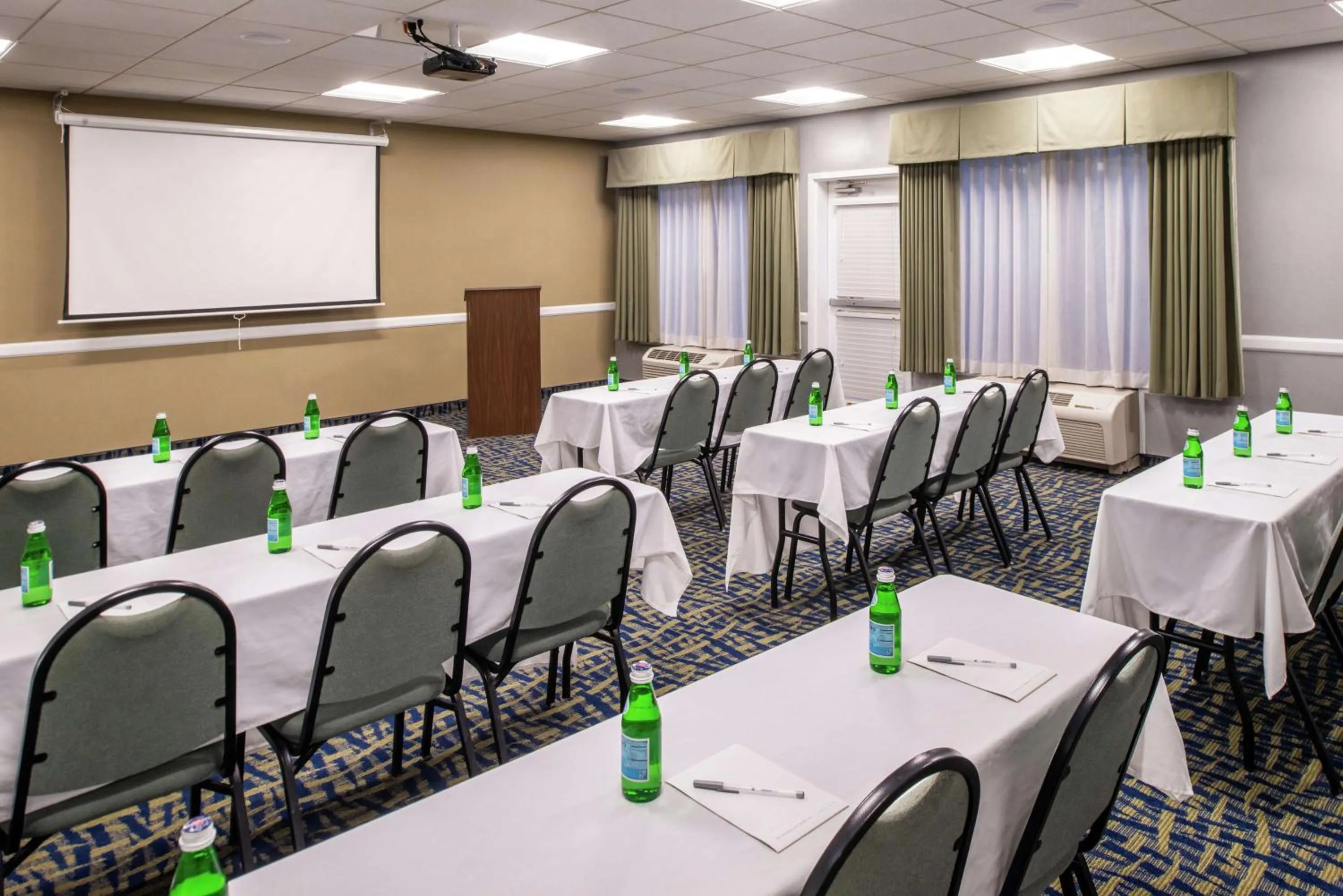 Meeting/conference room in Hampton Inn Eugene