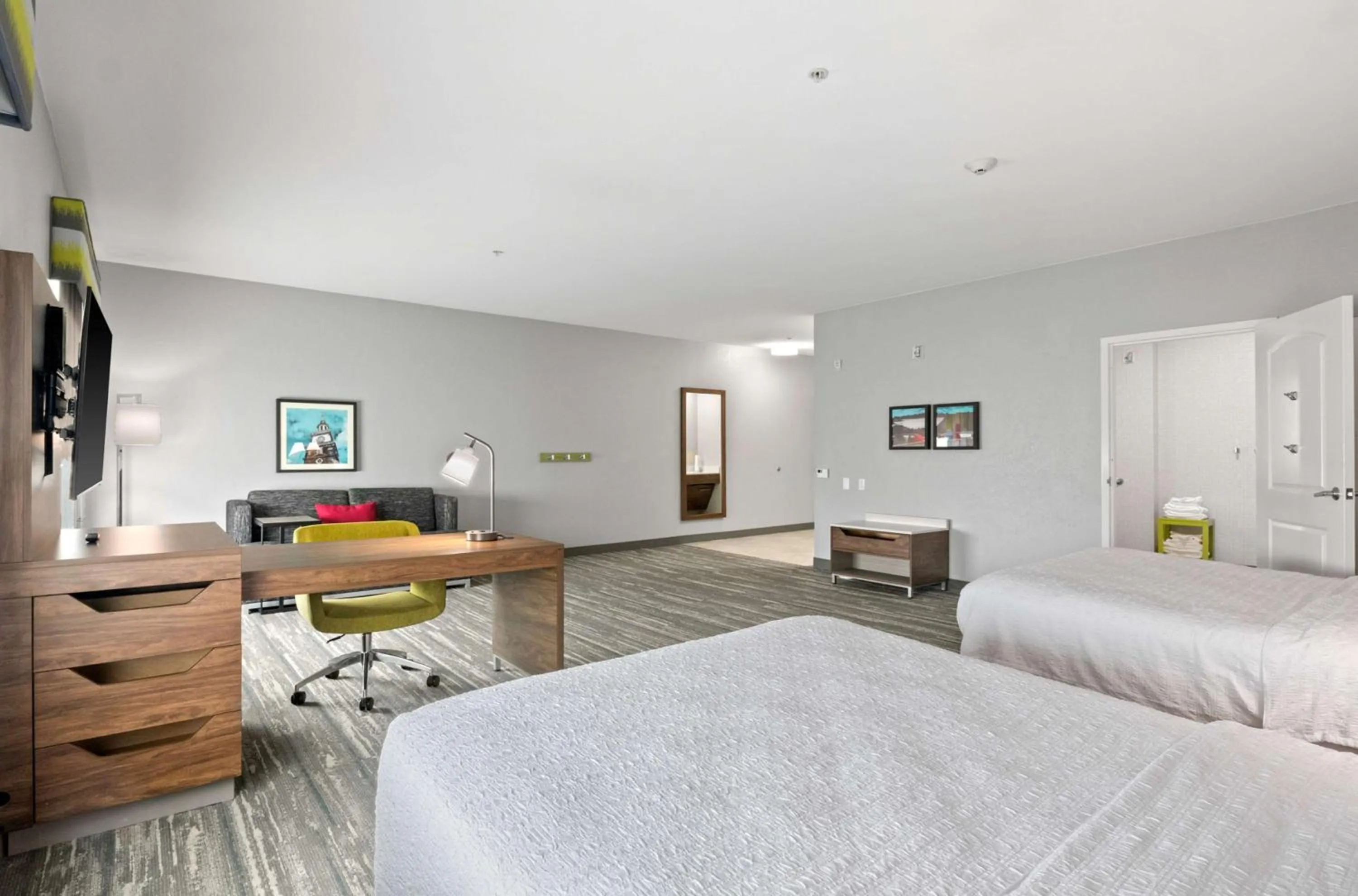 Living room, Bed in Hampton Inn & Suites Mount Pleasant