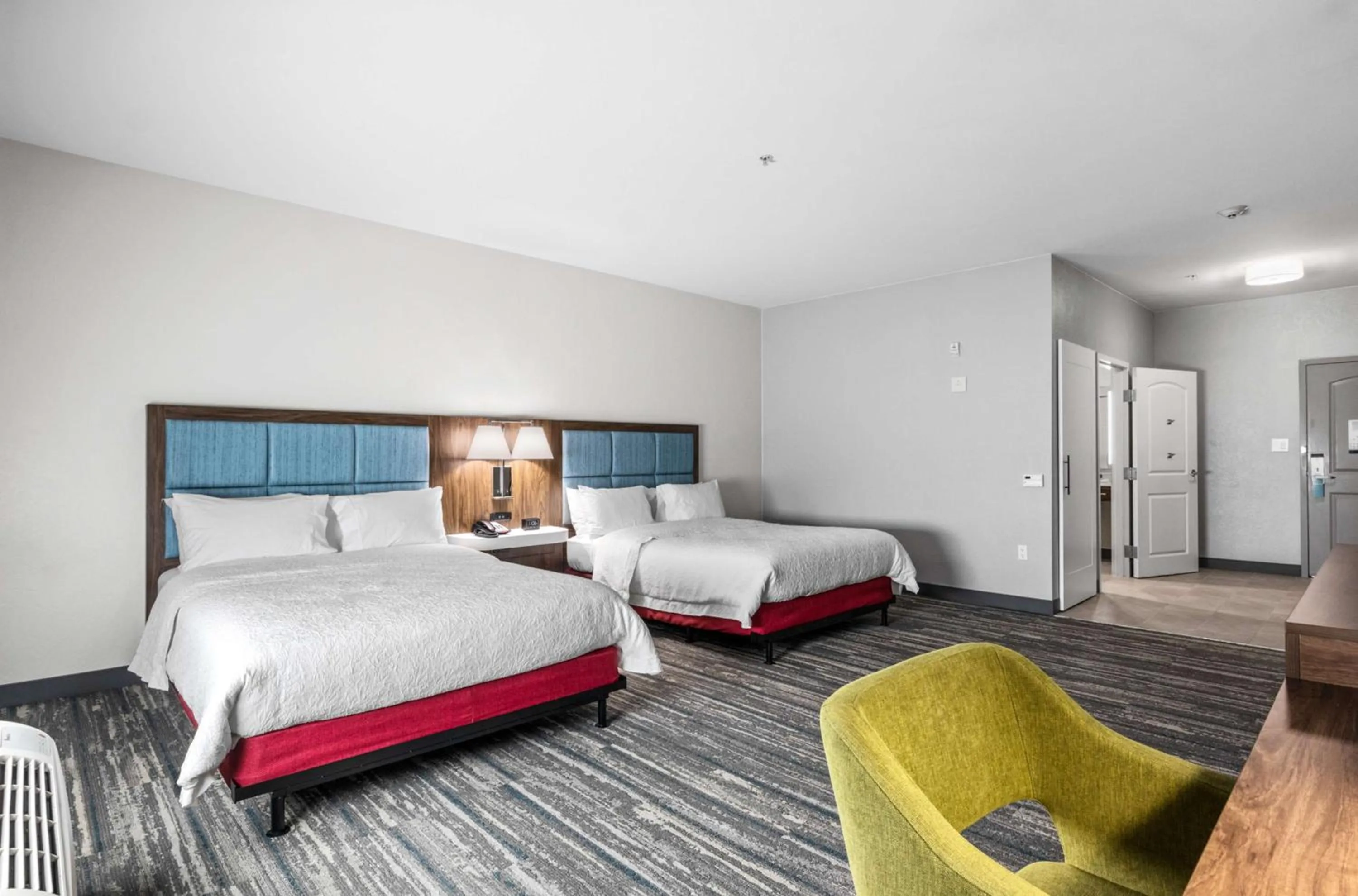 Photo of the whole room, Bed in Hampton Inn & Suites Mount Pleasant