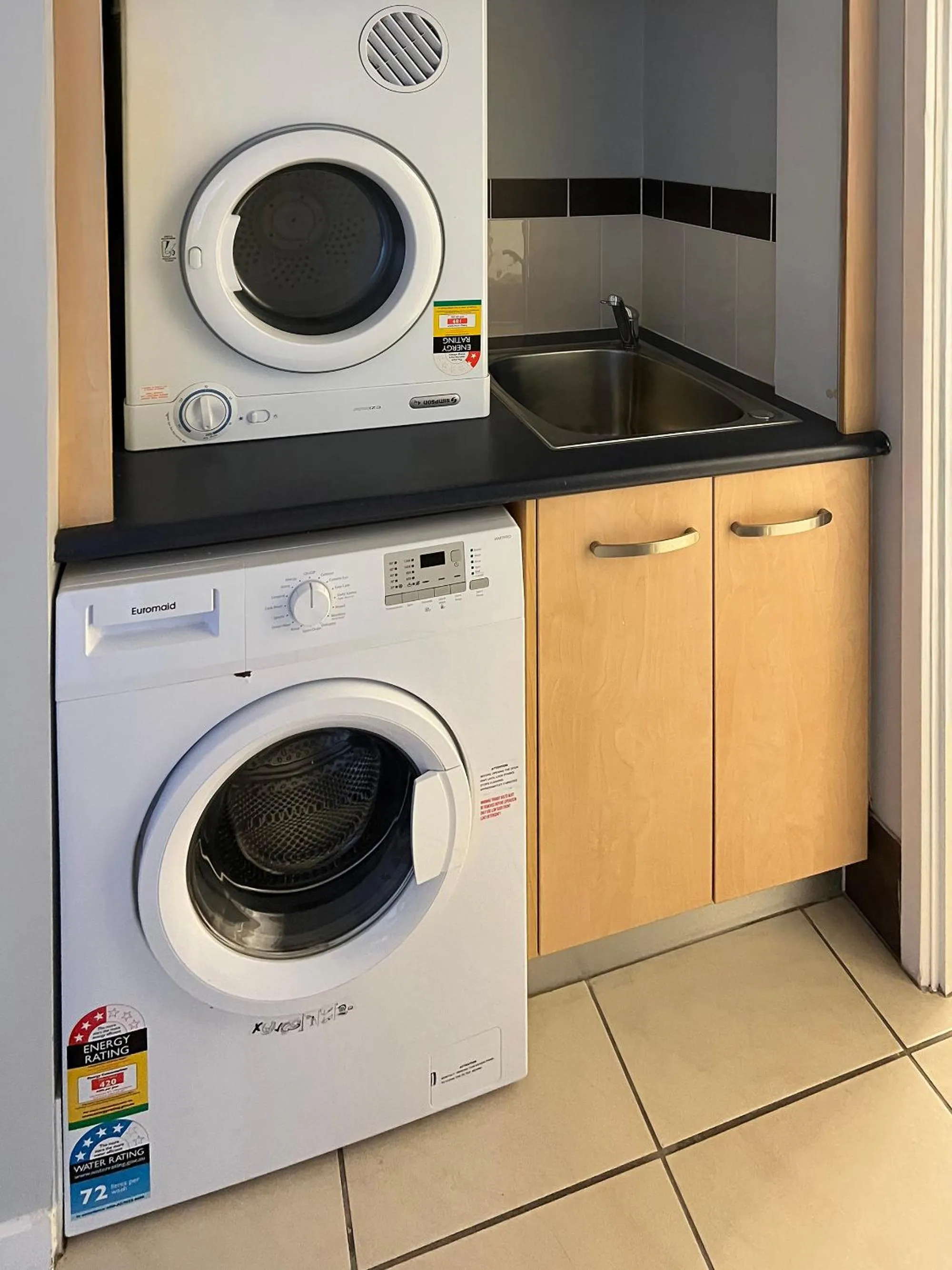 Kitchen or kitchenette in Caloundra Central Apartment Hotel Official