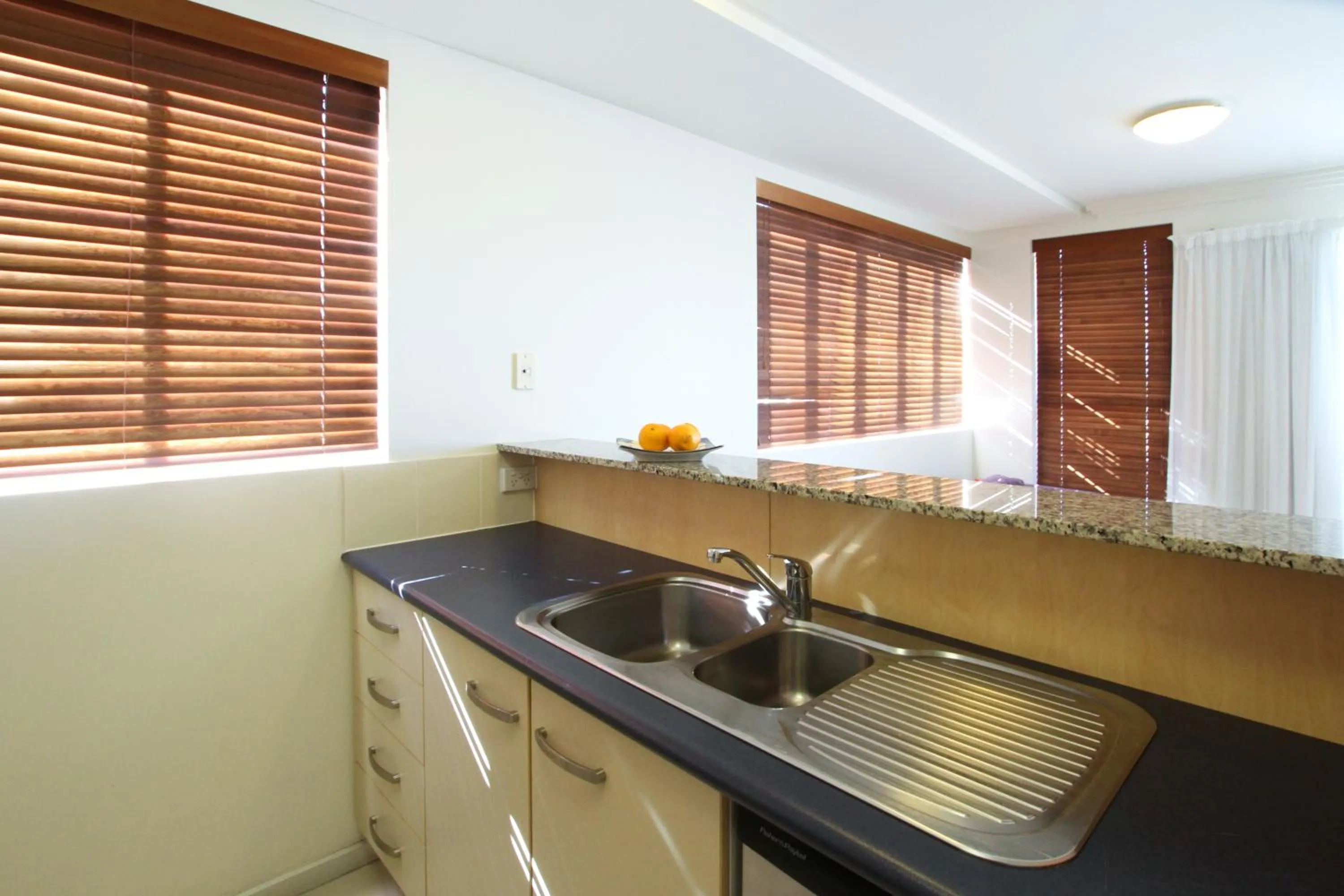 Kitchen or kitchenette in Caloundra Central Apartment Hotel Official