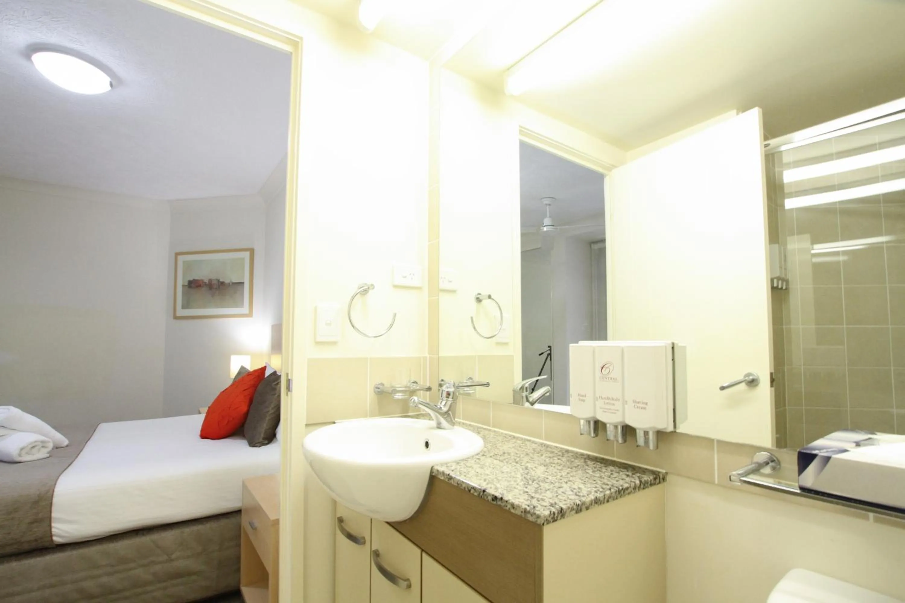 Bathroom, Bed in Caloundra Central Apartment Hotel Official