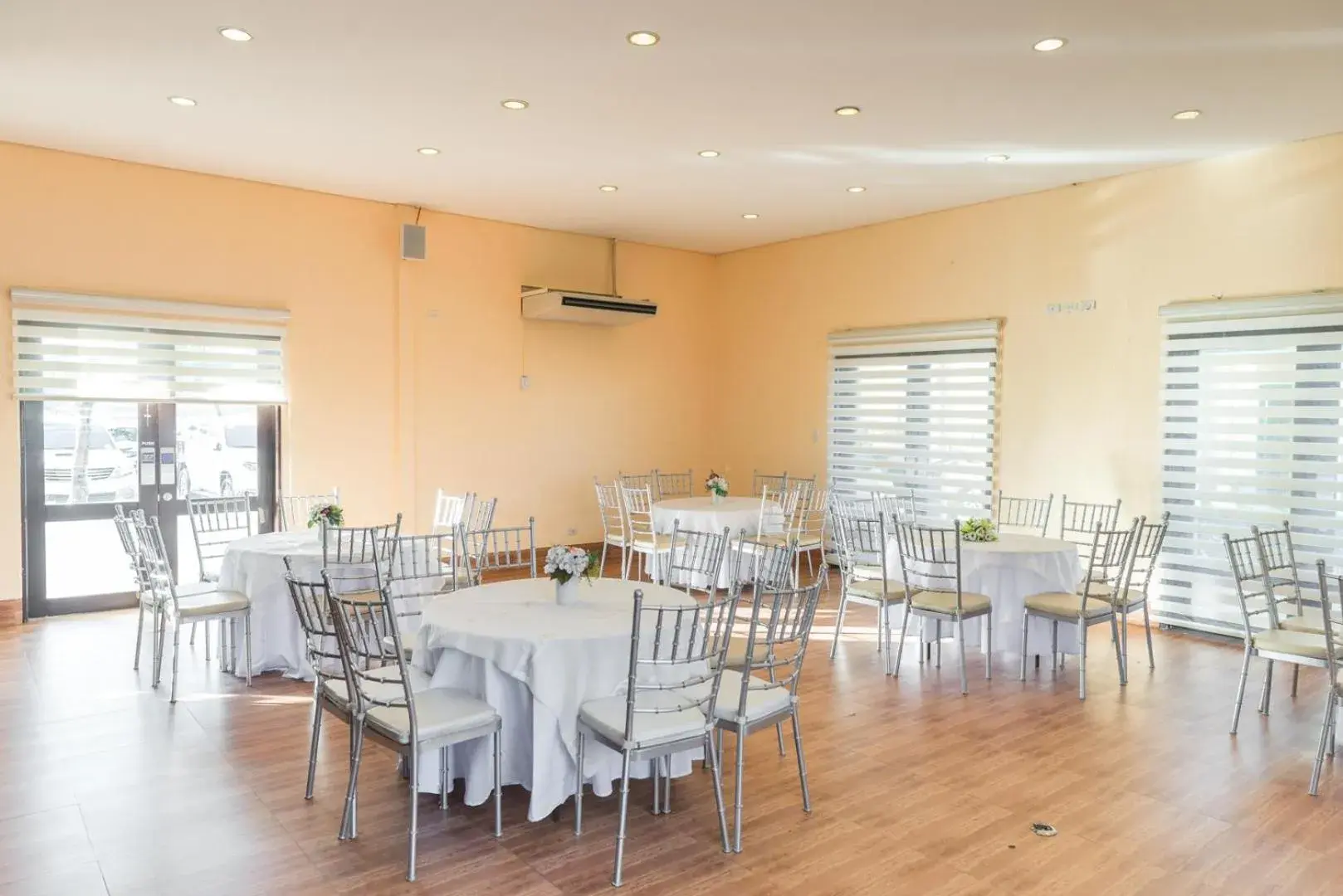 Restaurant/places to eat in Microtel by Wyndham Cabanatuan Restaurant/places to eat in Microtel by Wyndham Cabanatuan