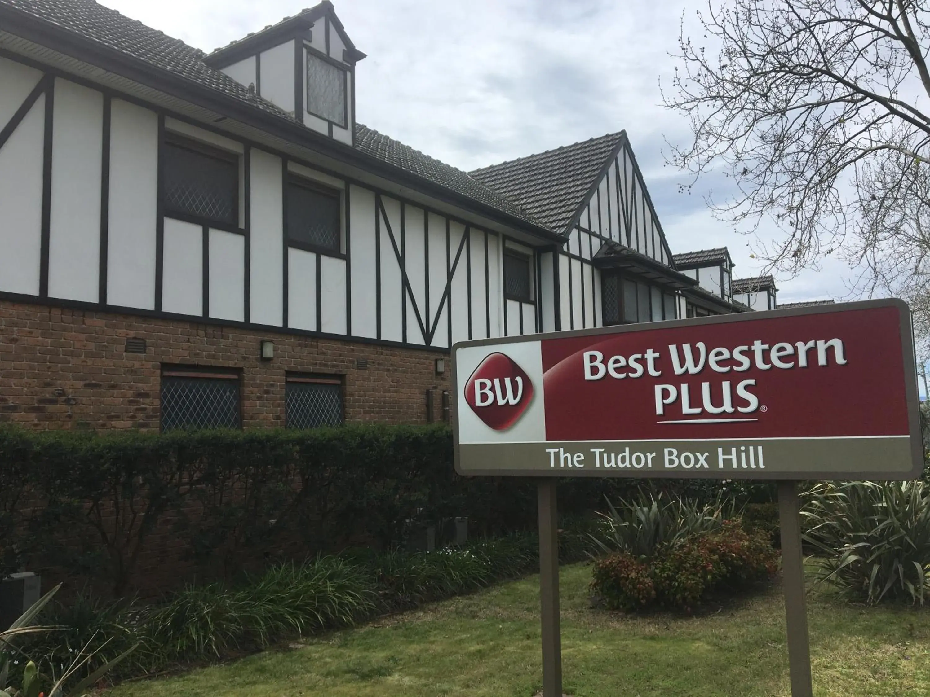 Property building in Best Western Plus The Tudor Box Hill Property building in Best Western Plus The Tudor Box Hill