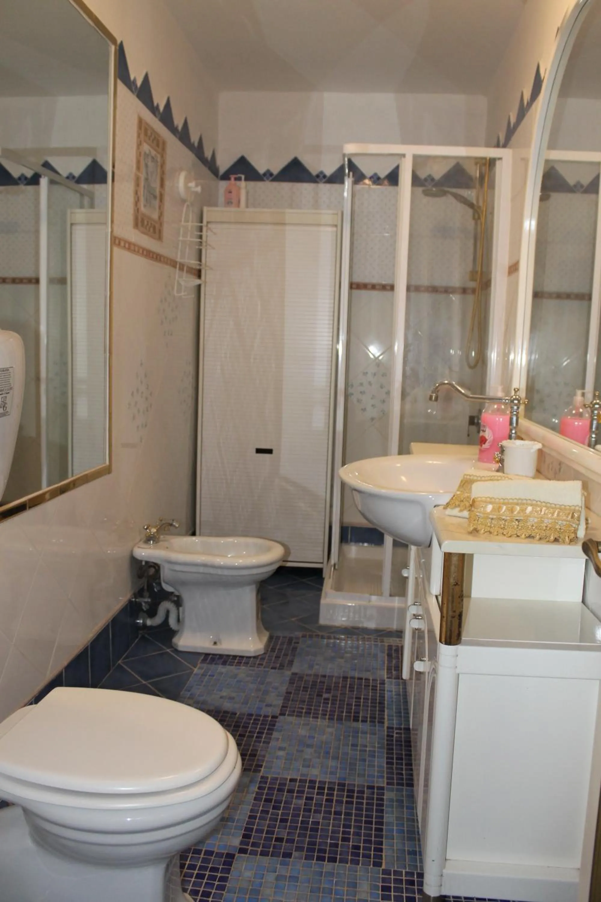 Bathroom in San Peter's Golden Rooms