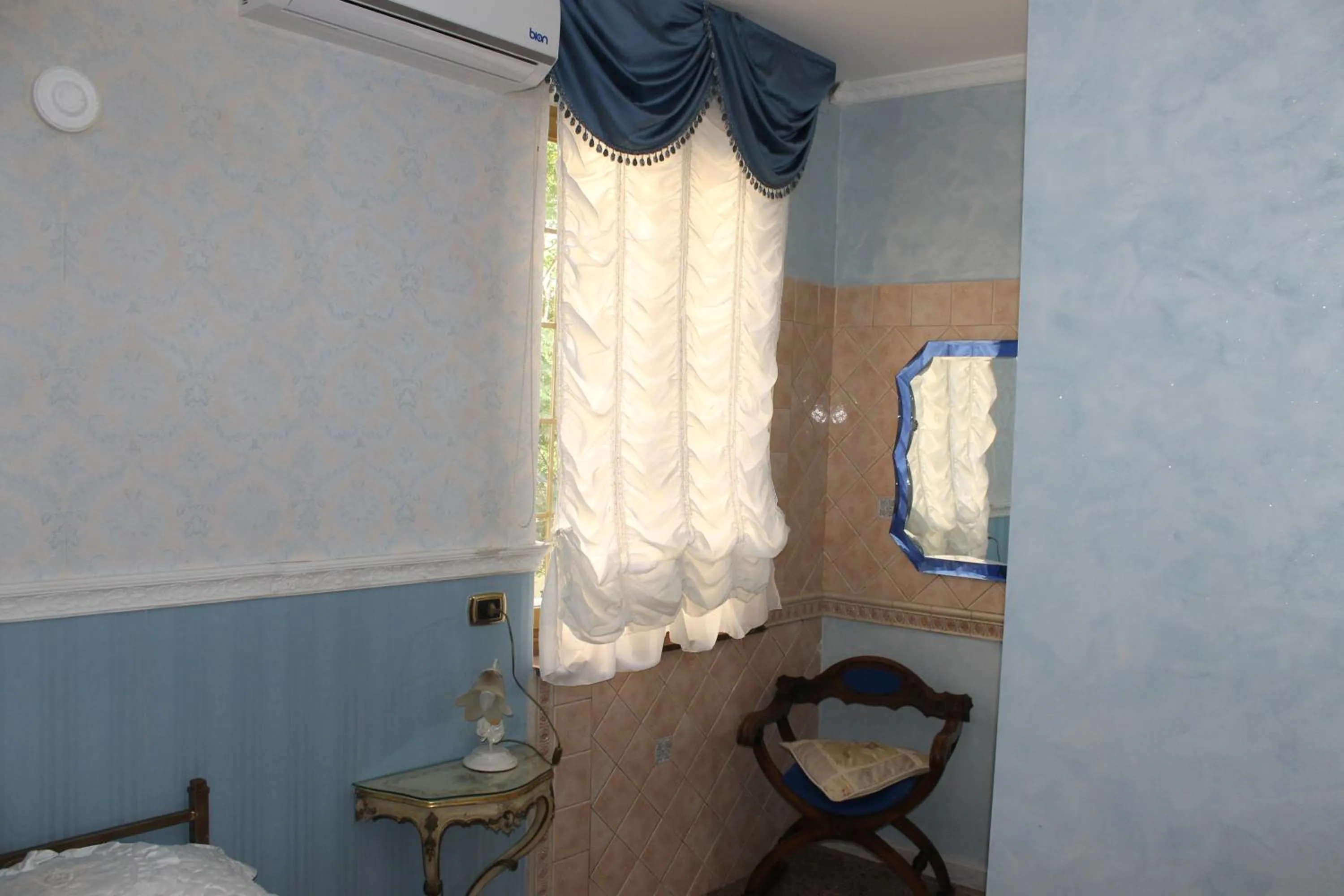 Photo of the whole room in San Peter's Golden Rooms