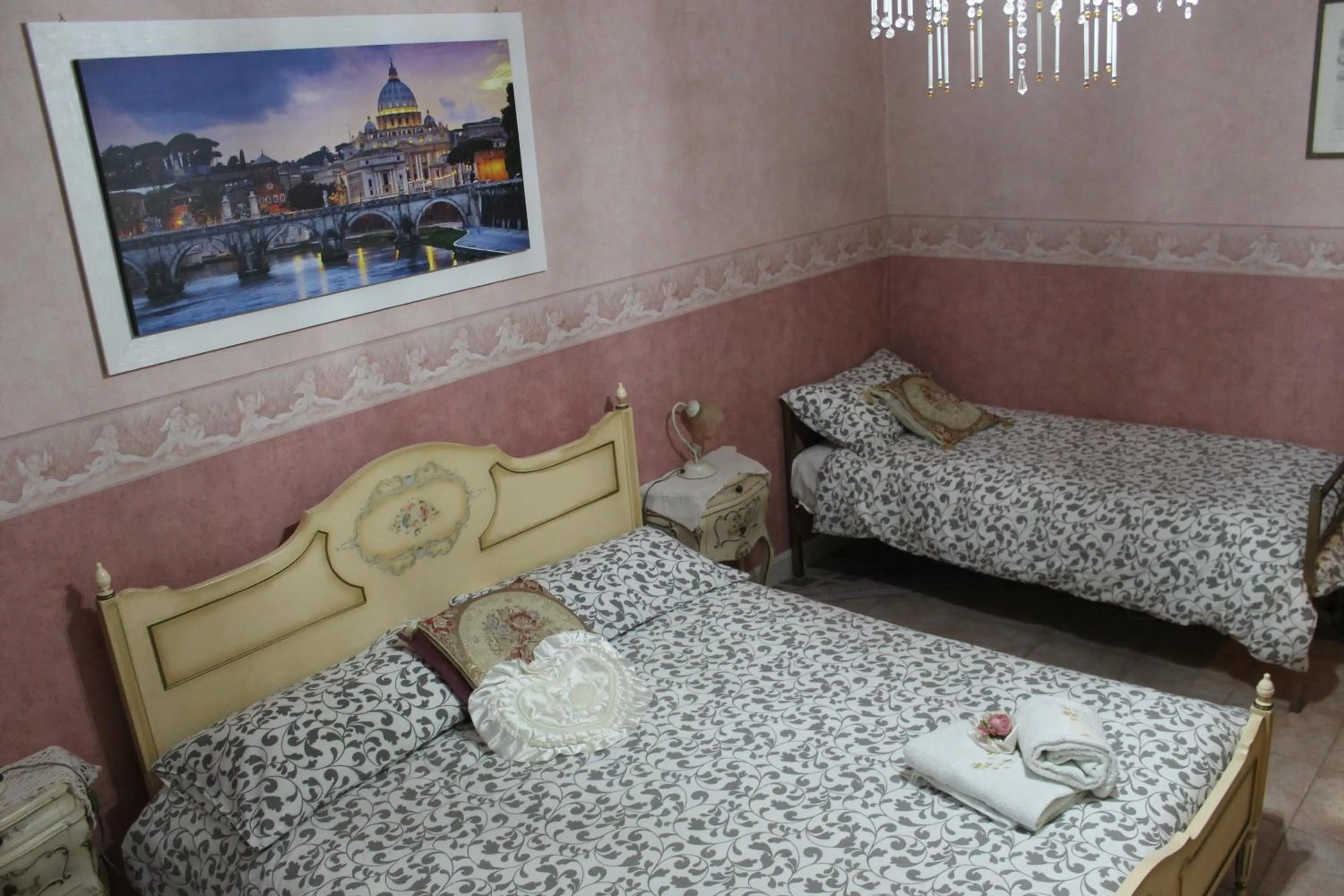 Bed in San Peter's Golden Rooms
