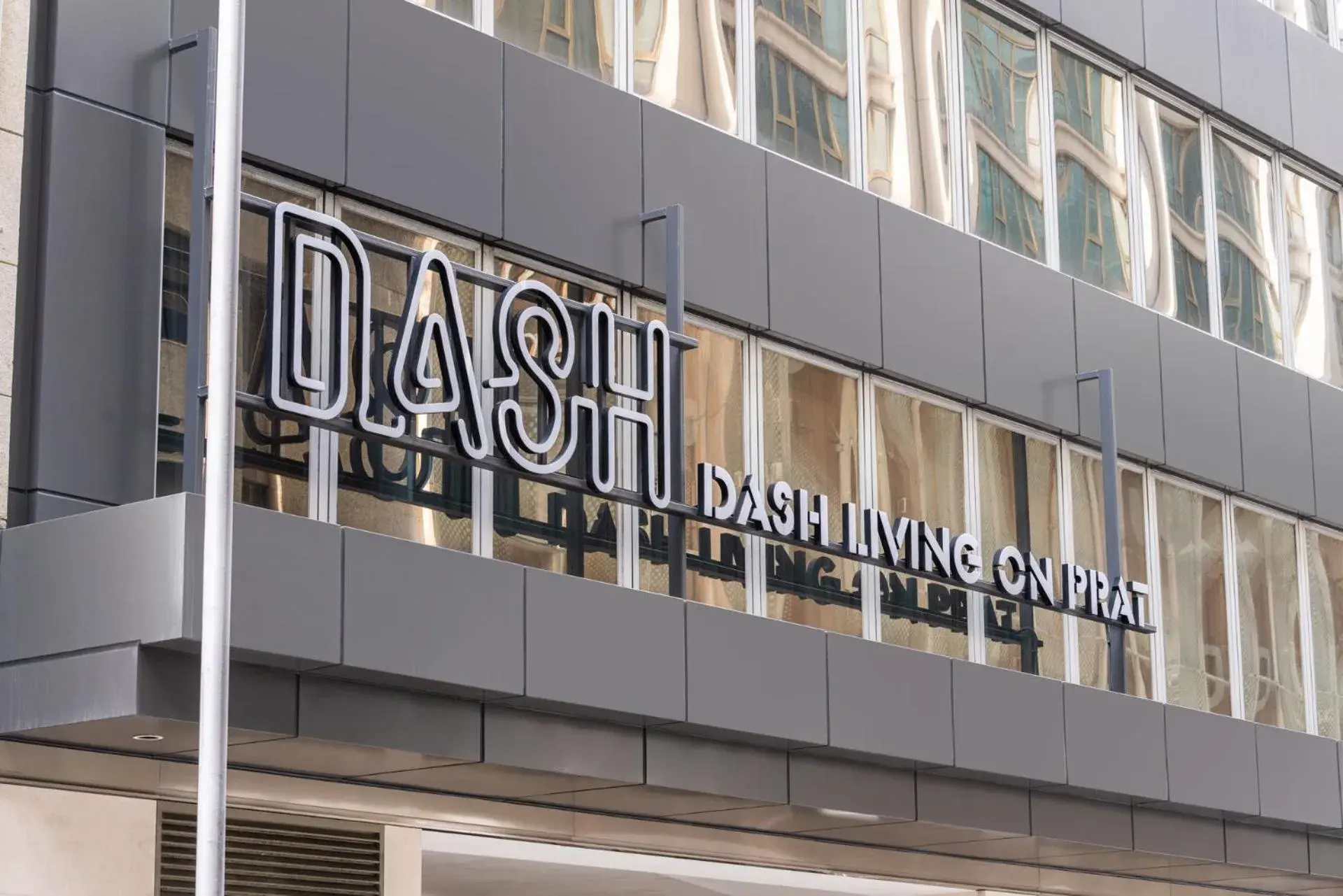 Property building in Dash Living on Prat Property building in Dash Living on Prat