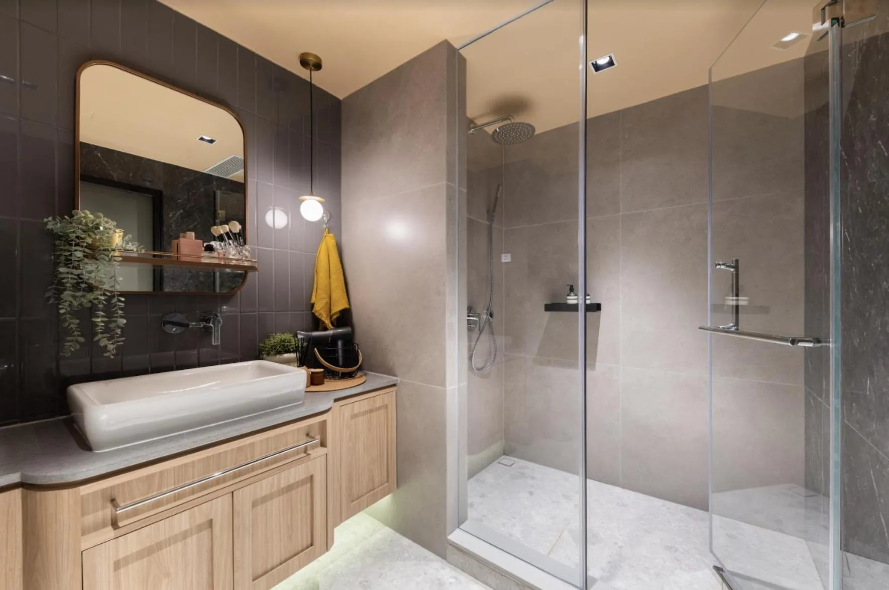 Shower in Dash Living on Prat