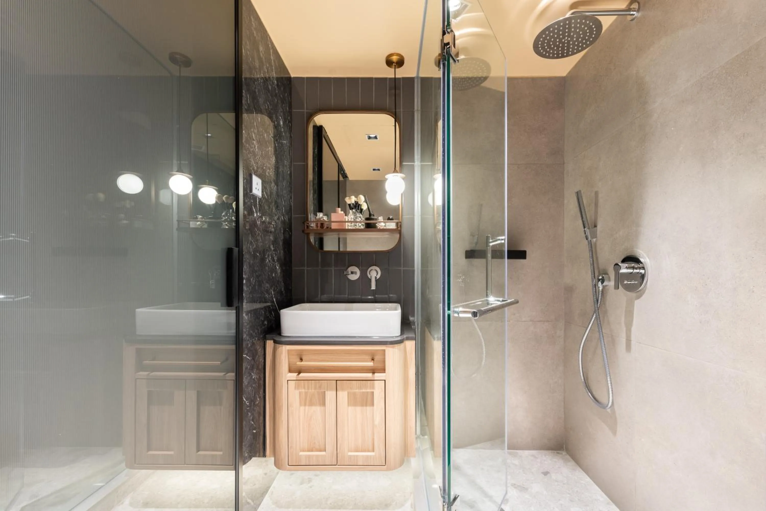 Shower in Dash Living on Prat