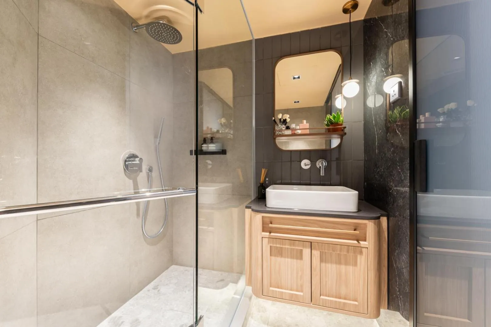 Toilet in Dash Living on Prat