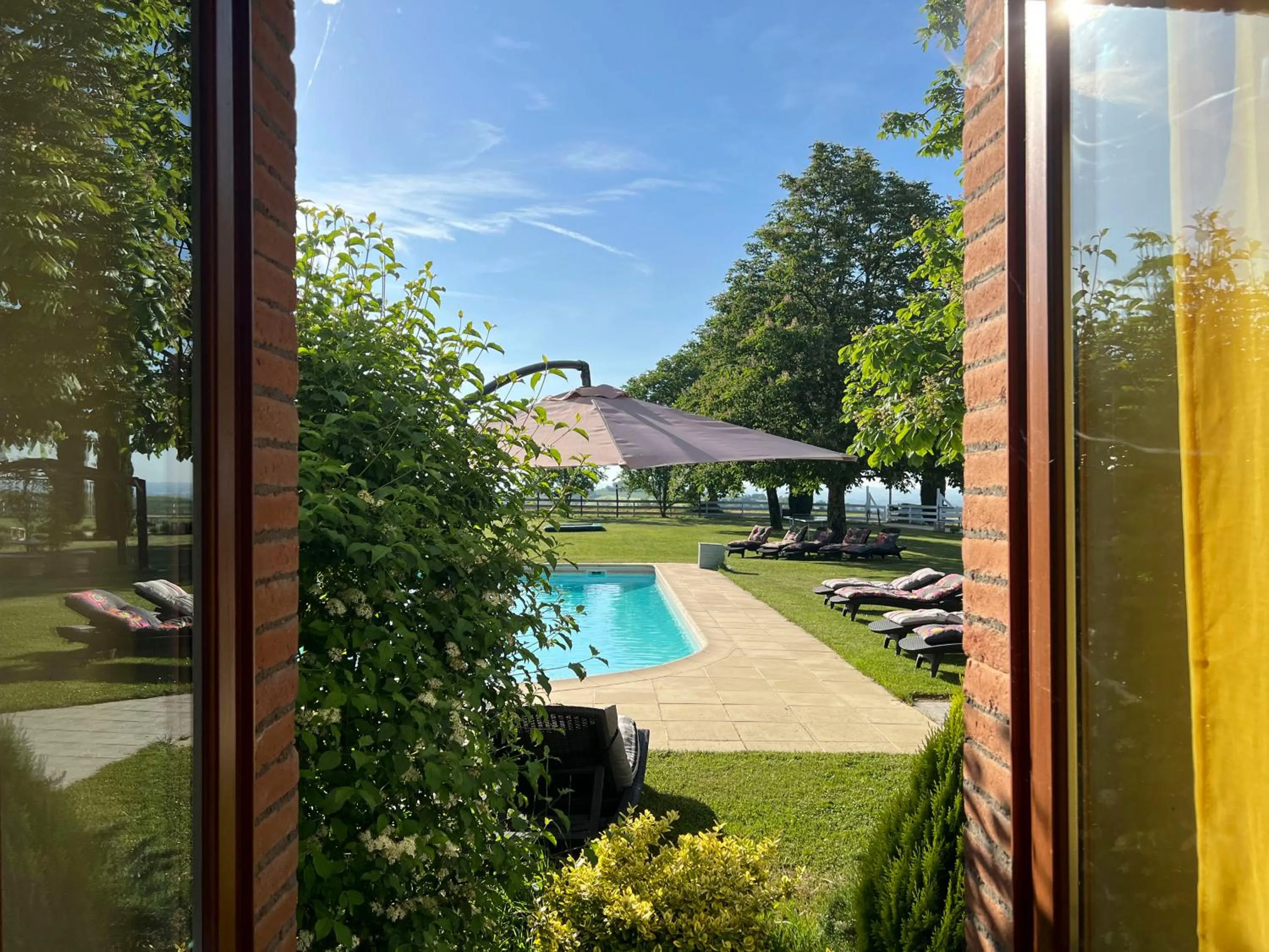 Pool view in residence la Salamandre kamers