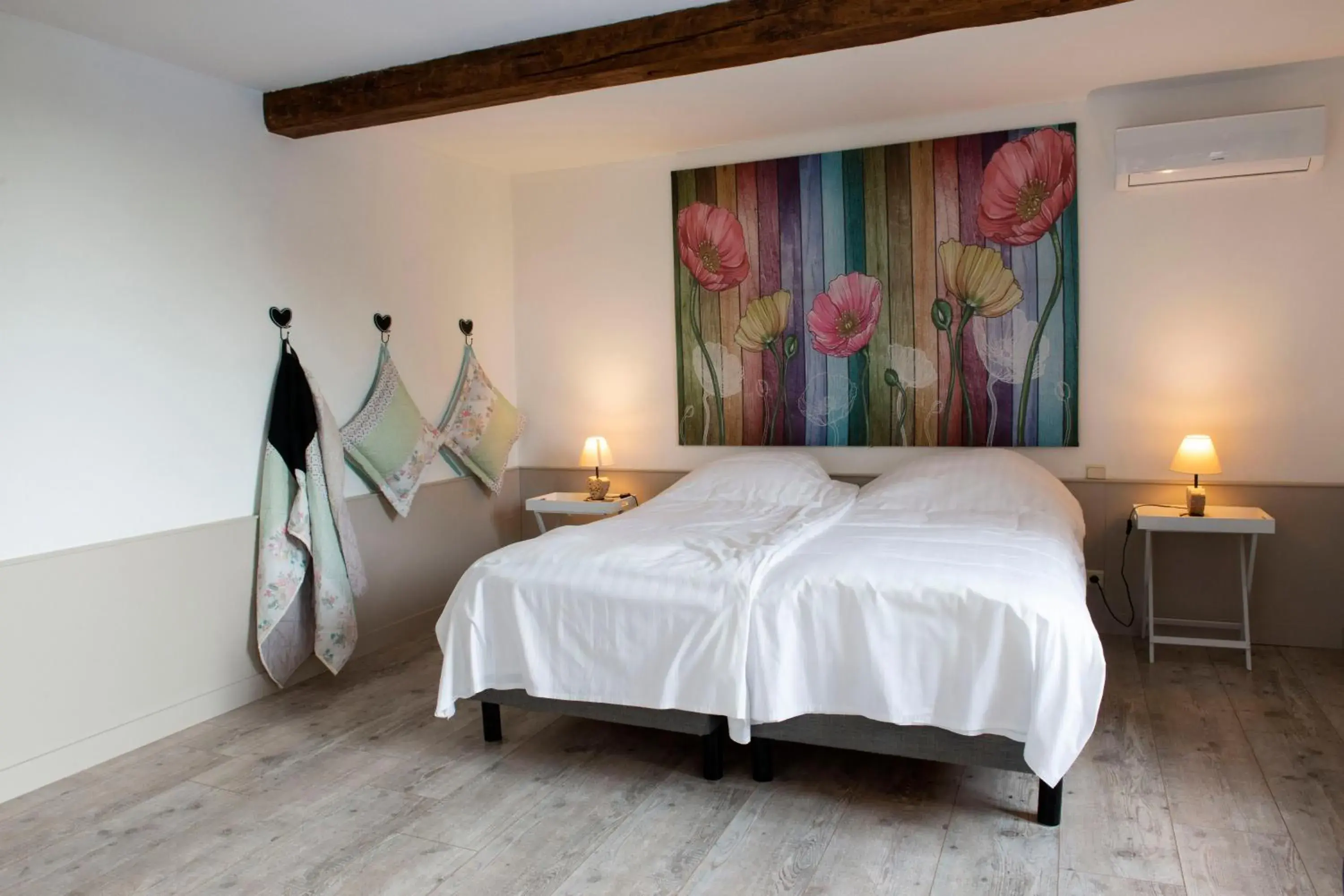 Twin Room with Pool View in residence la Salamandre kamers Twin Room with Pool View in residence la Salamandre kamers