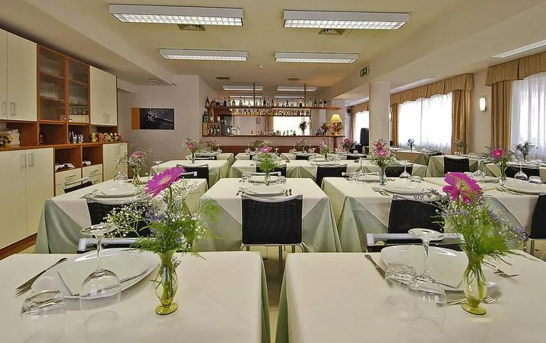 Restaurant/places to eat in Hotel Maita
