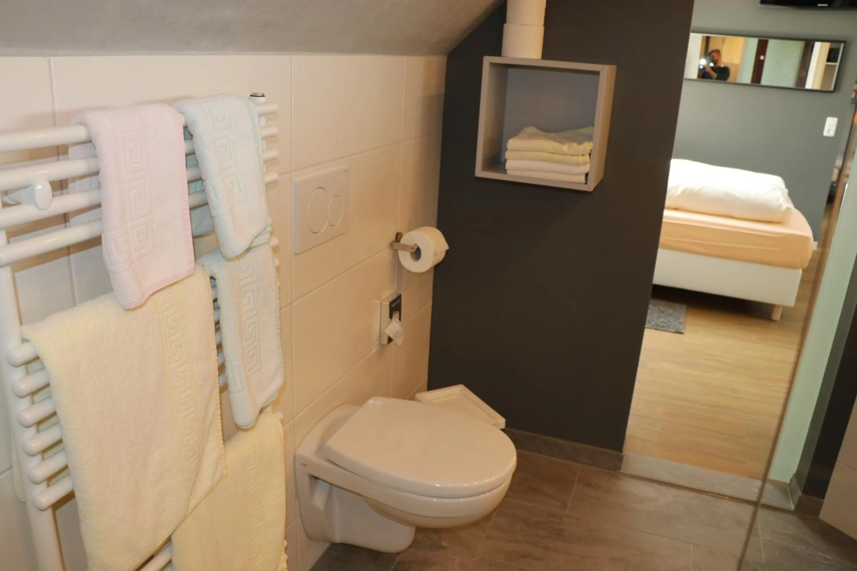 Shower, Bed in Gasthof Post