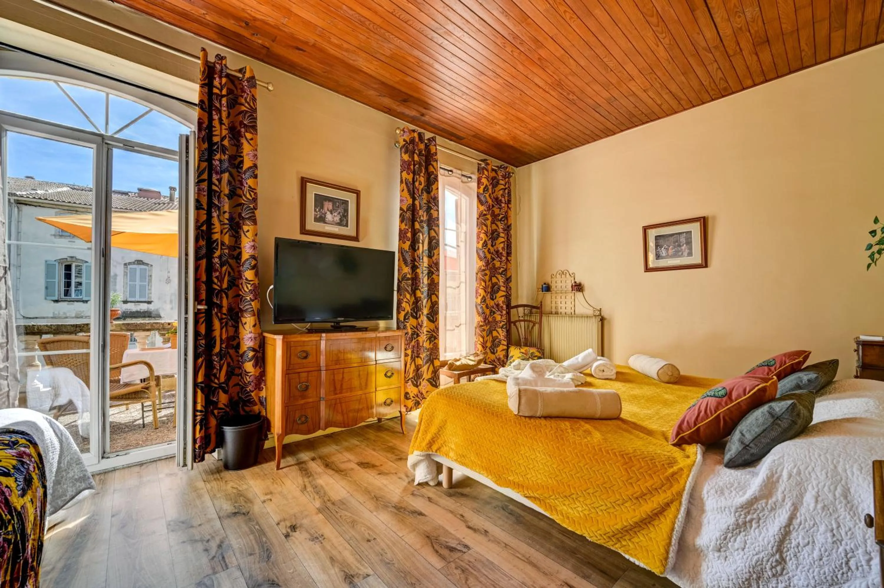 Balcony/Terrace, Bed in Hotel Des Artistes