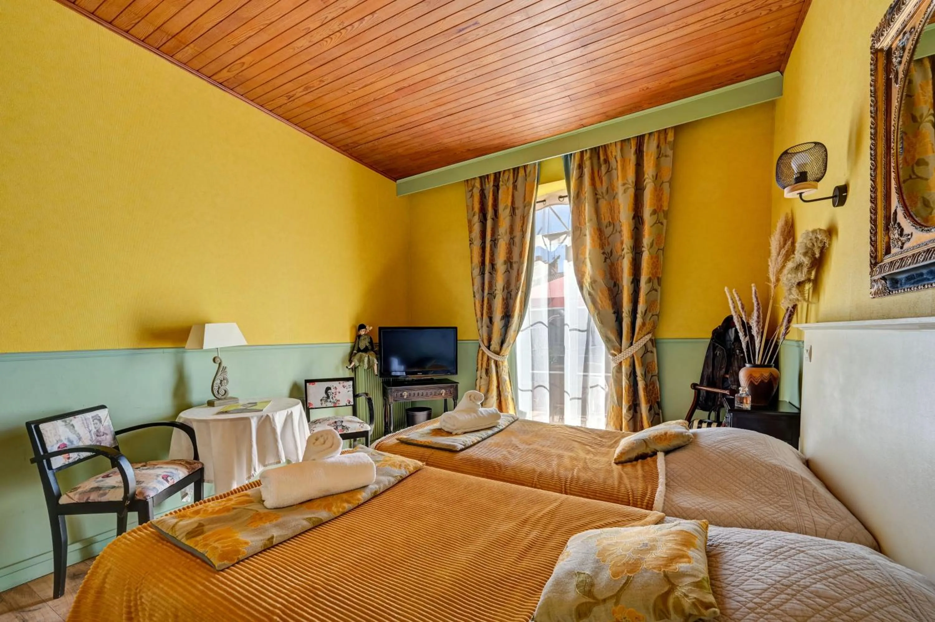 Photo of the whole room, Bed in Hotel Des Artistes