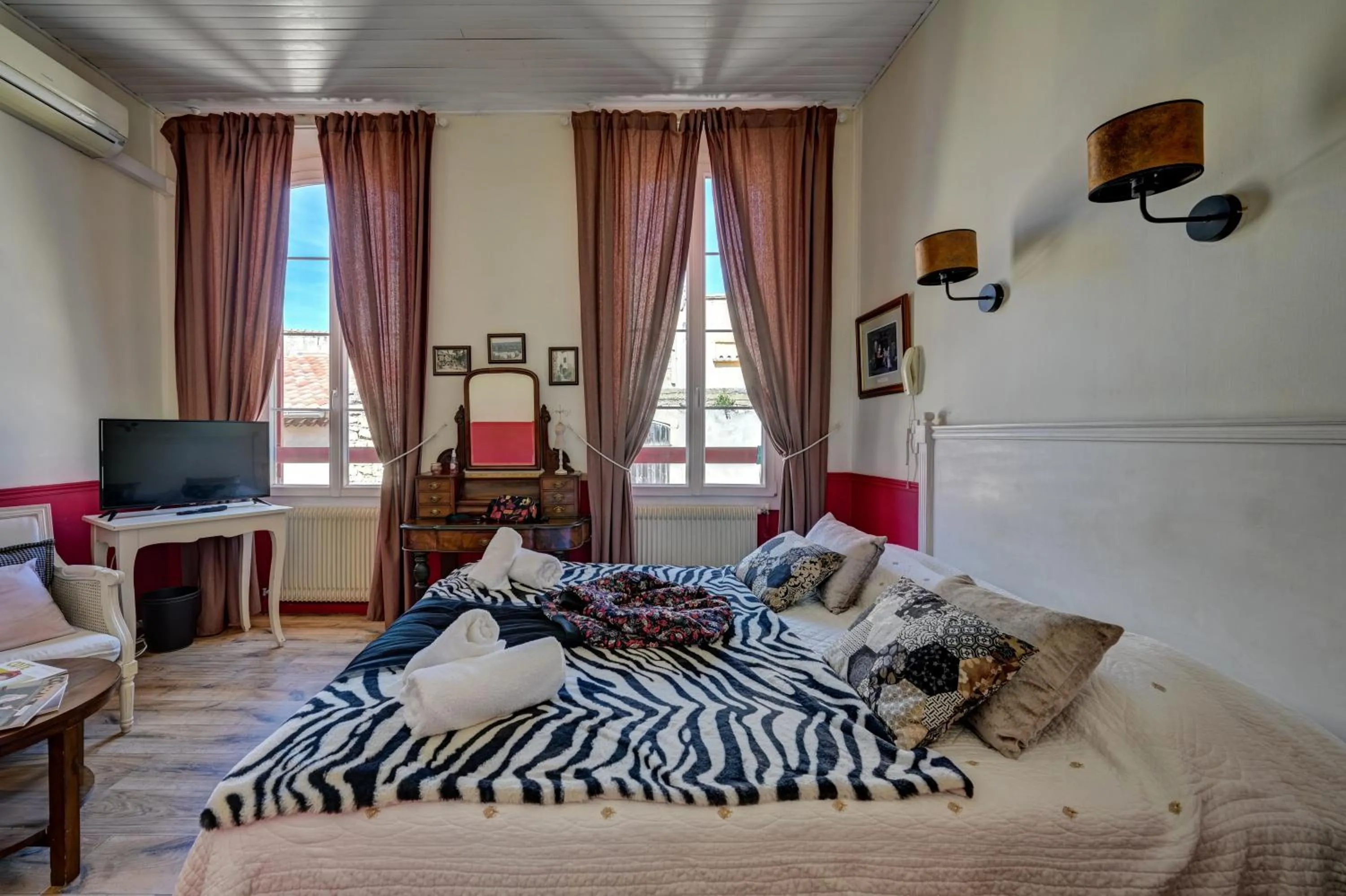 Photo of the whole room, Bed in Hotel Des Artistes