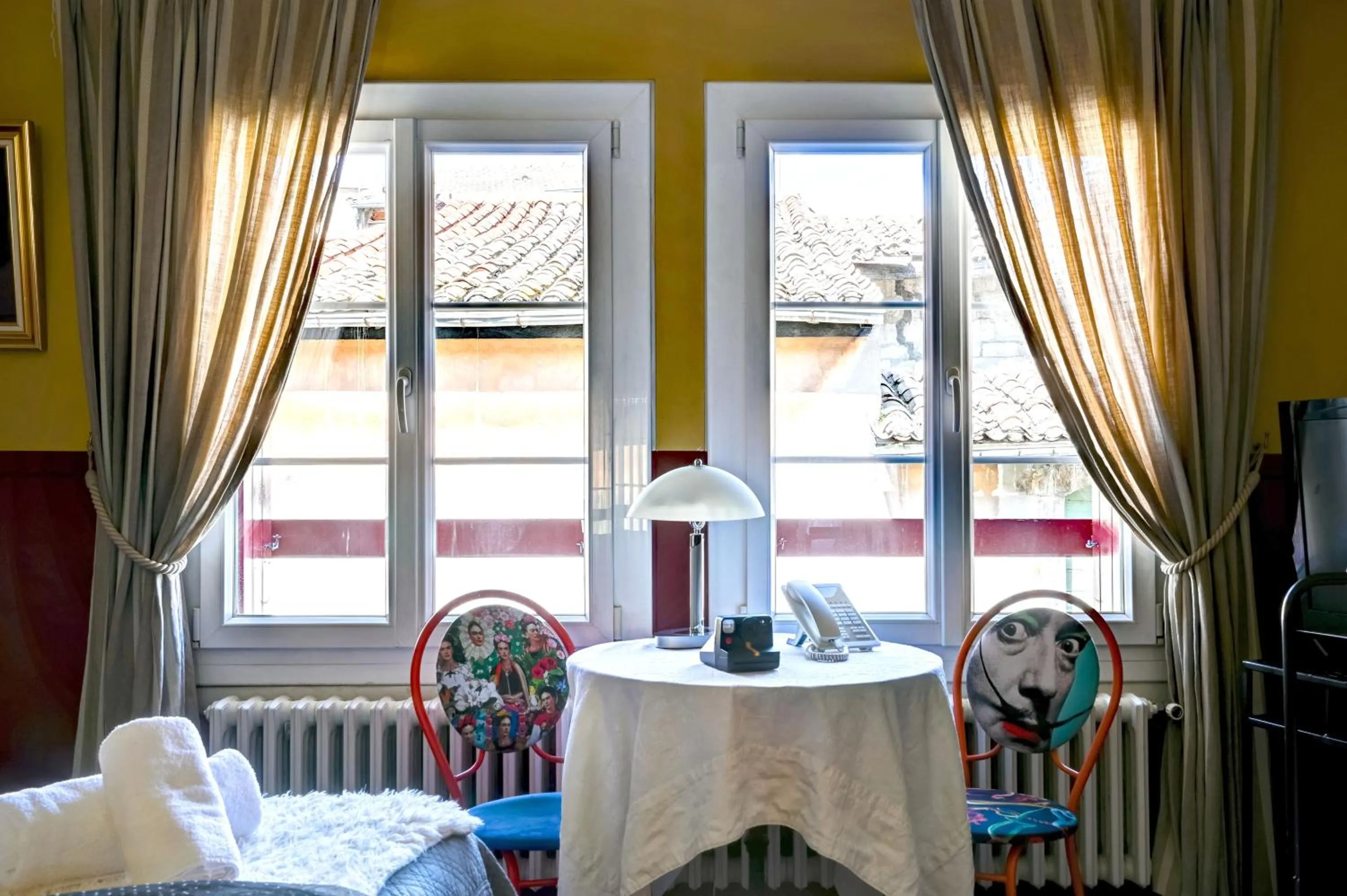 Seating area in Hotel Des Artistes