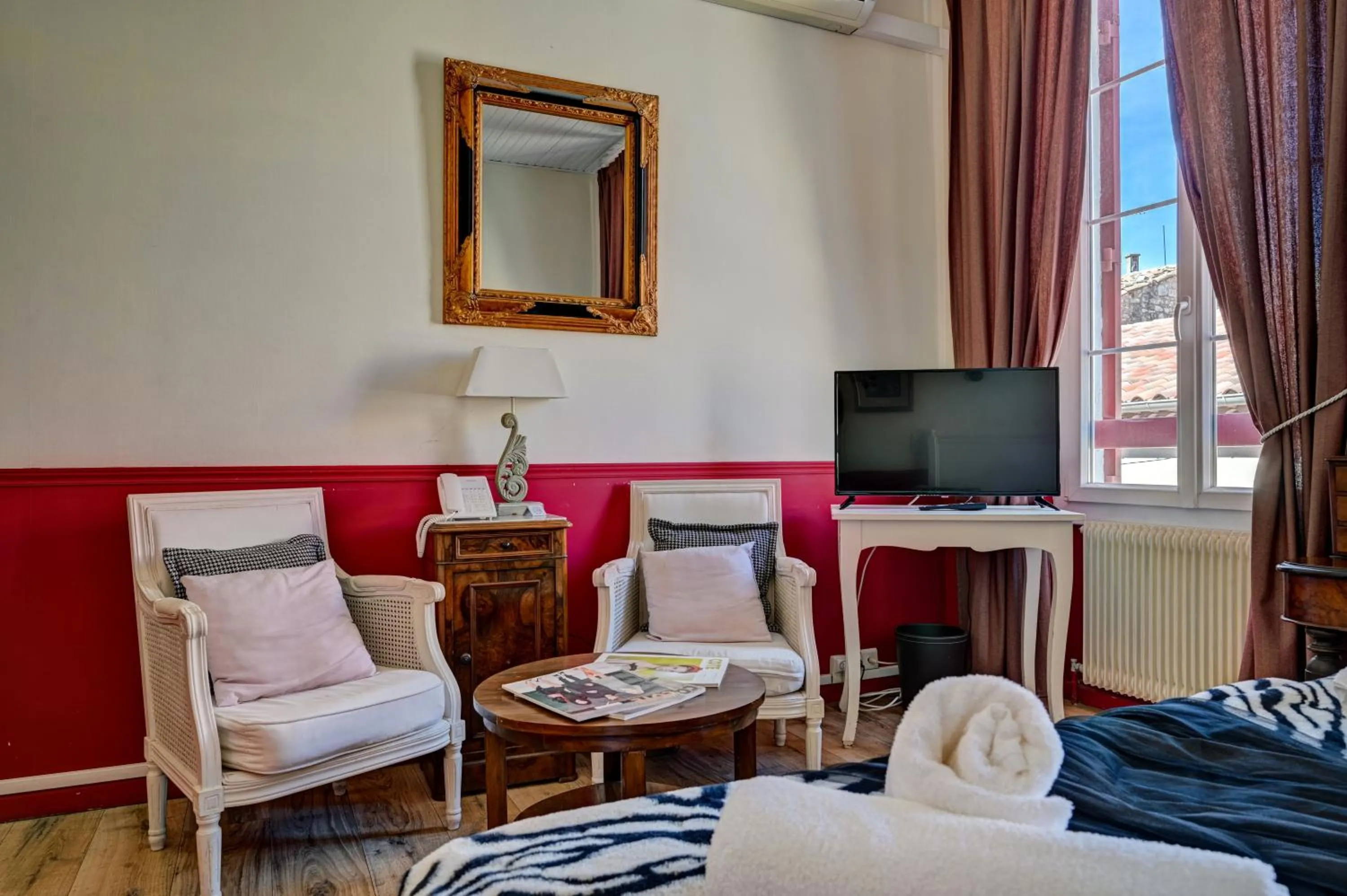 Seating area in Hotel Des Artistes