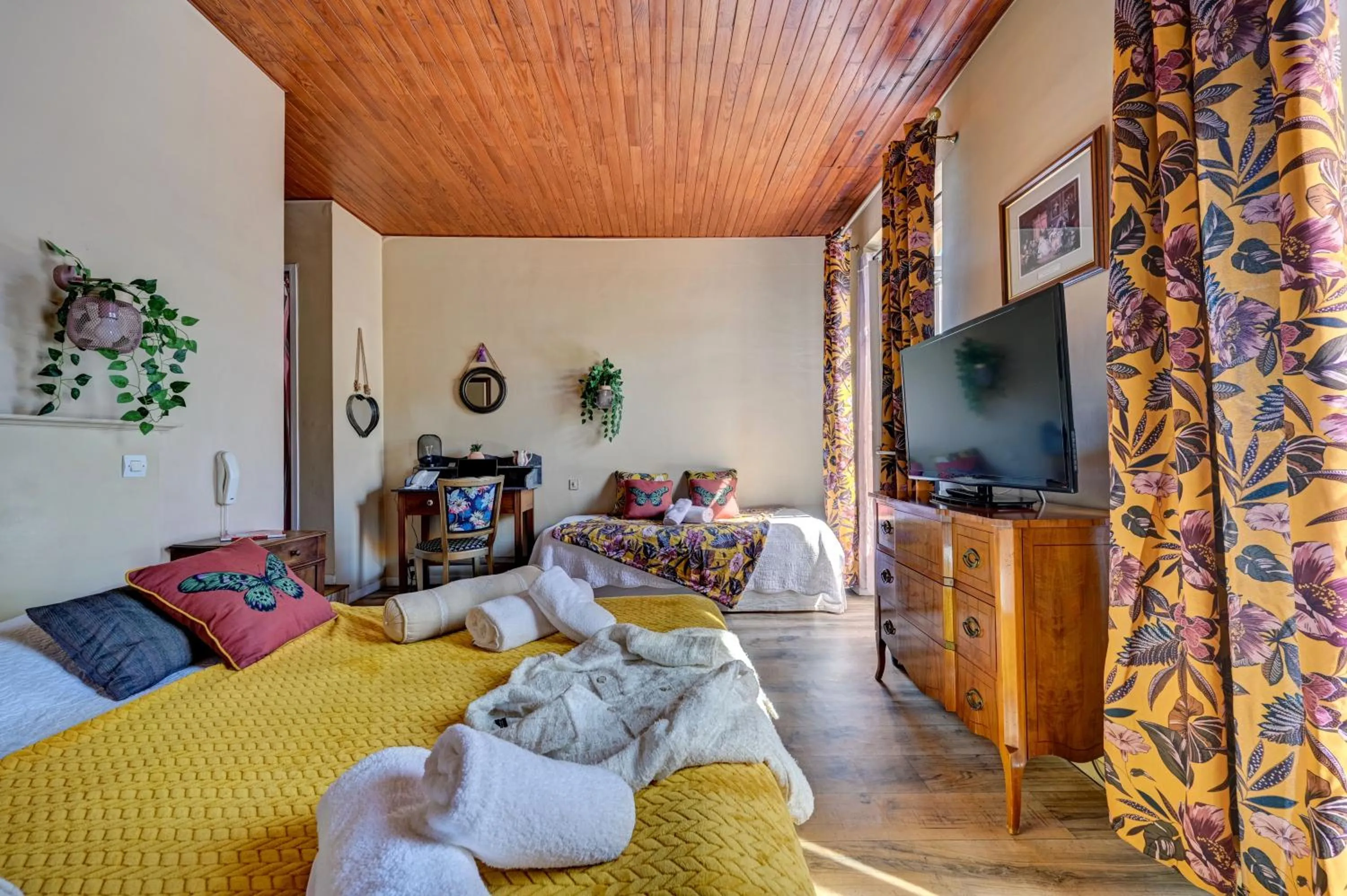 Photo of the whole room, Bed in Hotel Des Artistes