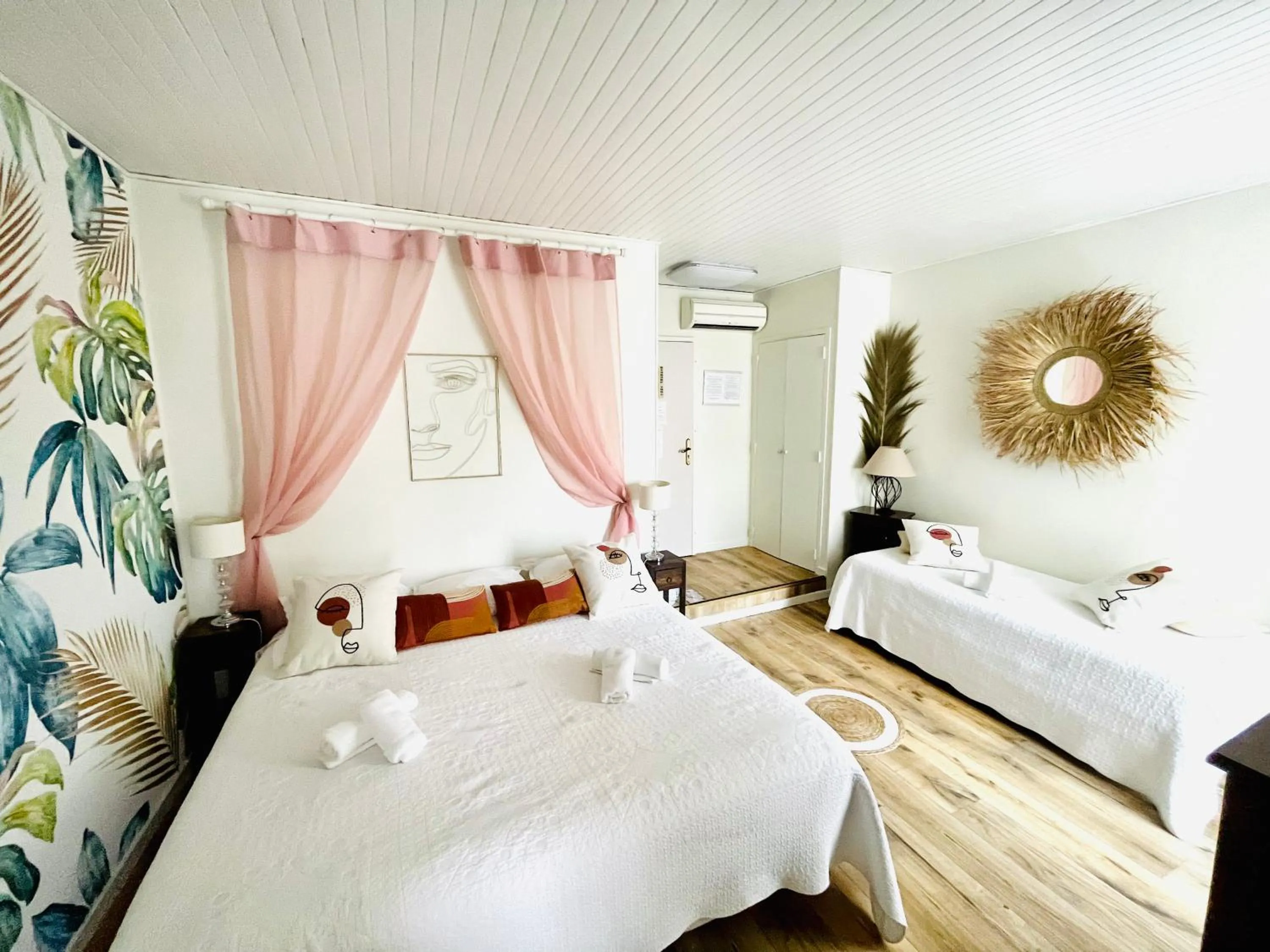 Bed in Hotel Des Artistes