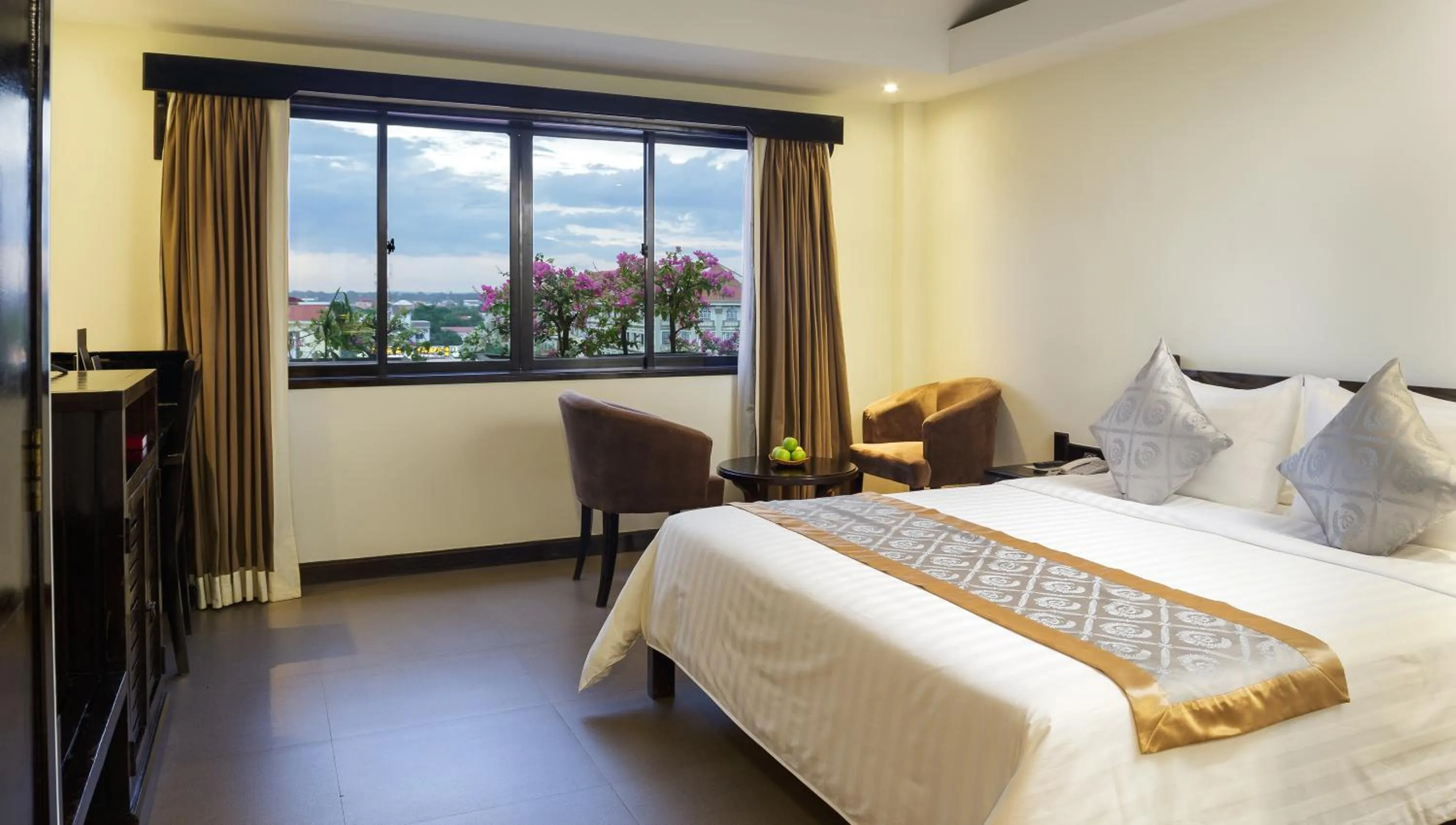 Bed in Sokchea Angkor Hotel